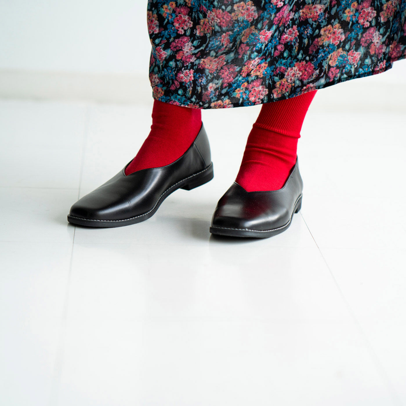 ＆Stories|長田の靴メーカーと作った　職人本革のスクエアノーズシューズ〈ブラック〉|甲の部分に入れた絶妙な角度のＶカットで足をすっと細く見せます。