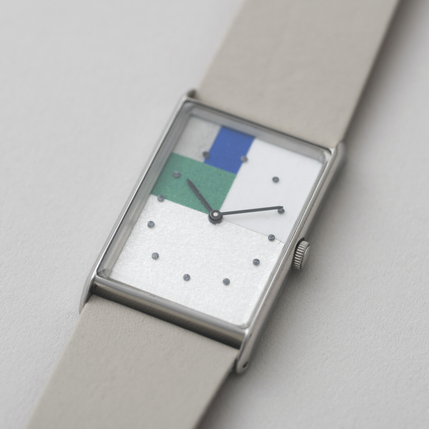 ＆Stories|金沢の時計職人が手掛けた 白銀比に見惚れる腕時計〈メルティングスノー・ニュートラルホワイト〉