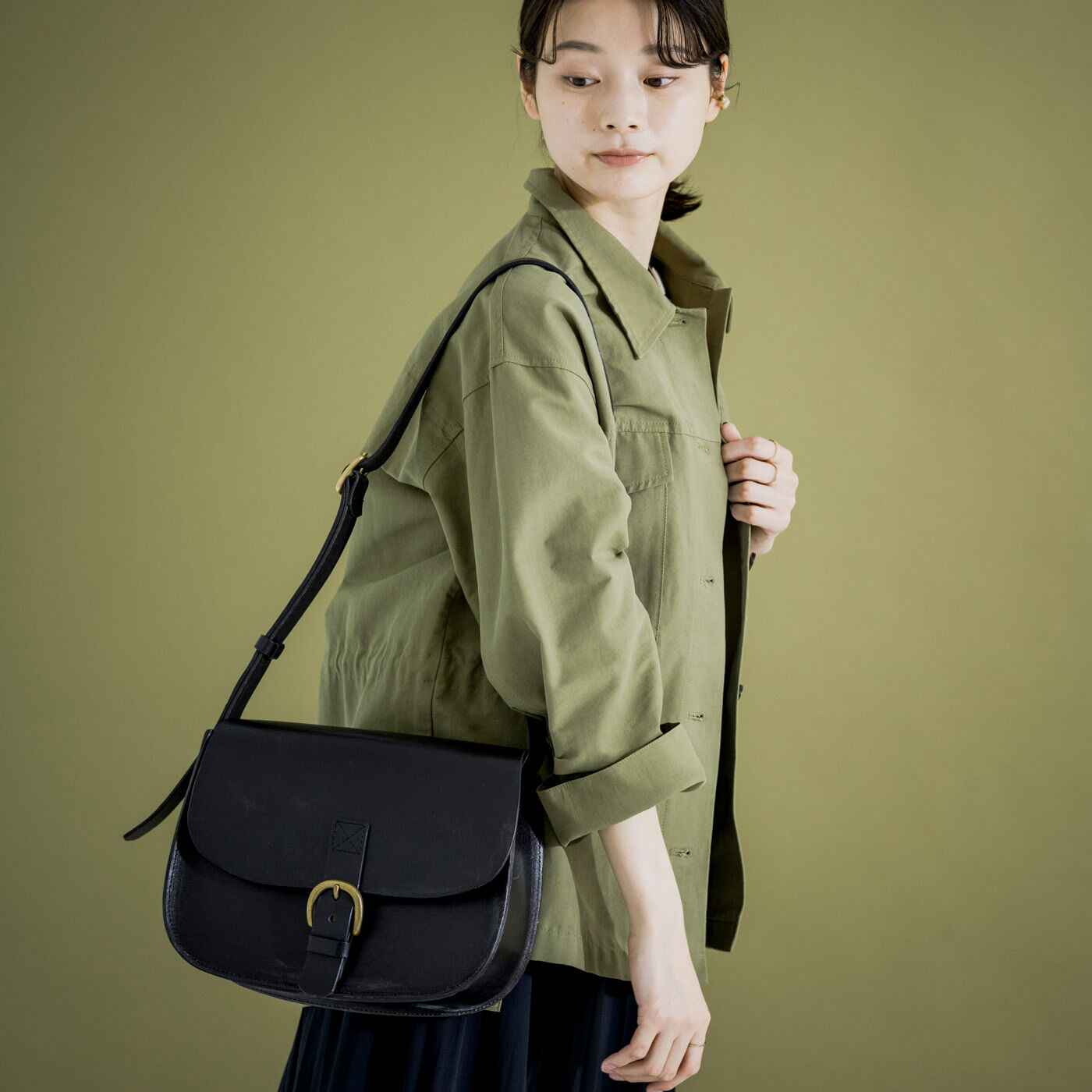 ＆Stories|福岡の鞄作家と作った　職人本革のフォートバッグ〈ブラック〉|肩掛けで、より大人ぽく見えます。