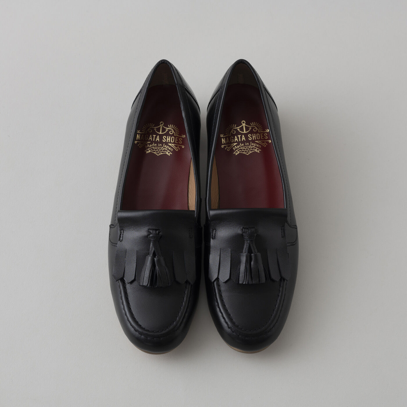 ＆Stories|長田の靴メーカーと作った　職人本革のタッセルローファー〈ブラック〉|充実の7サイズ(22.5?25.5cm)展開です。