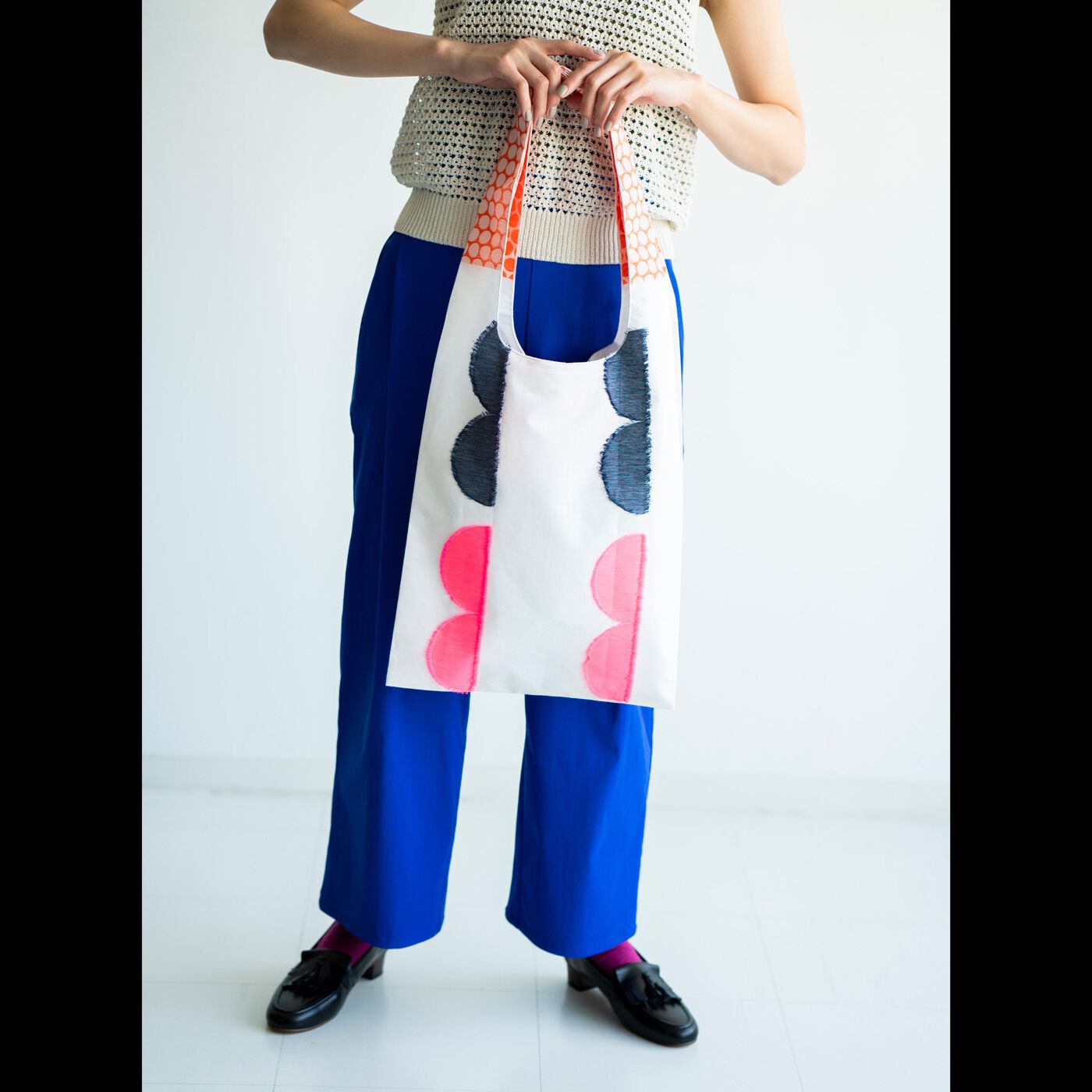 ＆Stories|テキスタイルデザイナーと作った　播州ジャカード織のドレスバッグ〈エン・ホワイト×ピンク〉|手持ちでもちょうどいいサイズ感。持つだけで華やぐのは、特別なテキスタイルを使ったから。