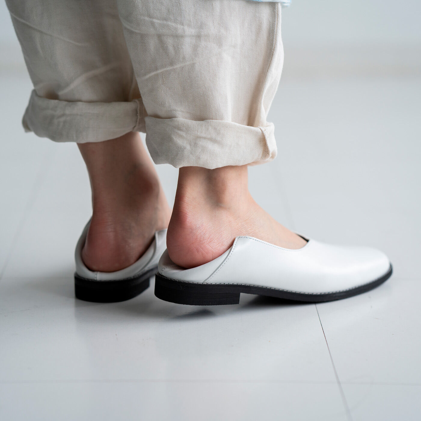 ＆Stories|長田の靴メーカーと作った　職人本革のスクエアノーズシューズ〈ホワイト〉|やわらかな革を使ったかかとは踏んでもOKの2WAY仕様。