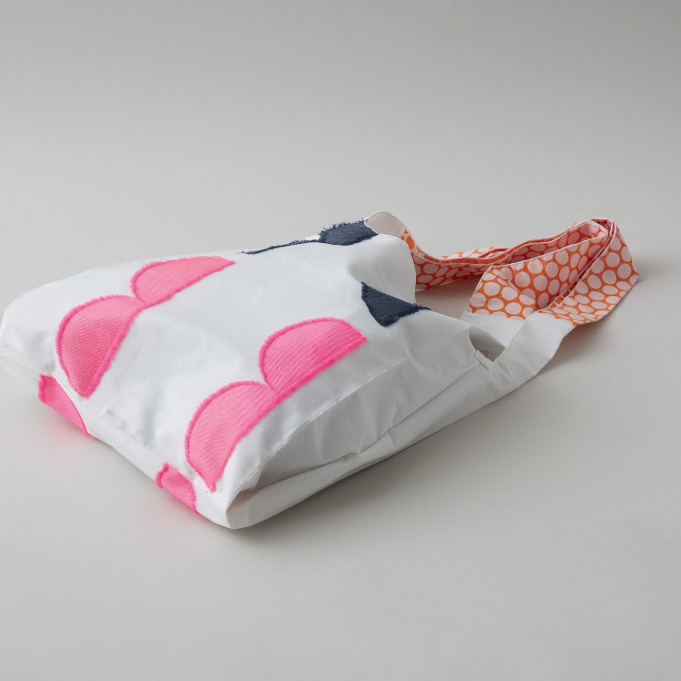 ＆Stories|テキスタイルデザイナーと作った　播州ジャカード織のドレスバッグ〈エン・ホワイト×ピンク〉|ショッピングバッグとしても充分使えるラージサイズ。
