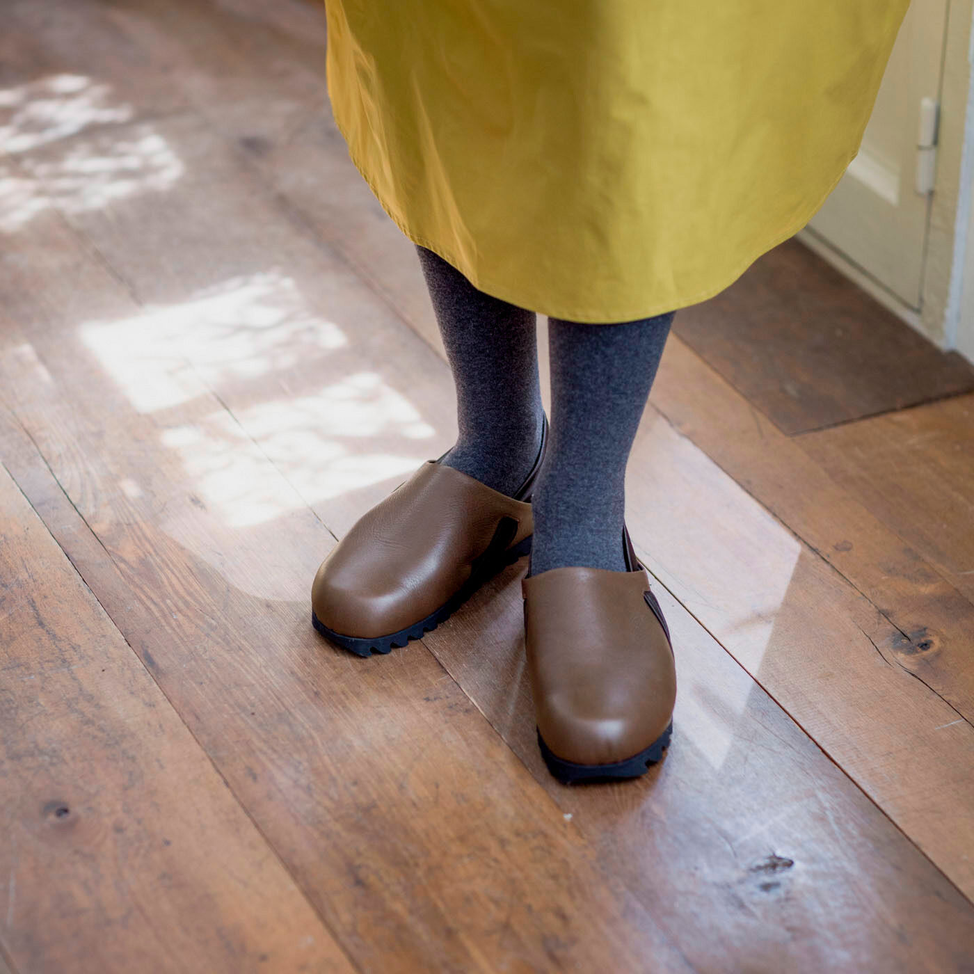 ＆Stories|長田の靴職人が作った　職人本革のパニーニサボシューズ〈ショコラ色〉|「パニーニ」みたいな丸みフォルムが特徴。厚手の秋冬アウターともバランスが取りやすい、ほどよいボリューム感。