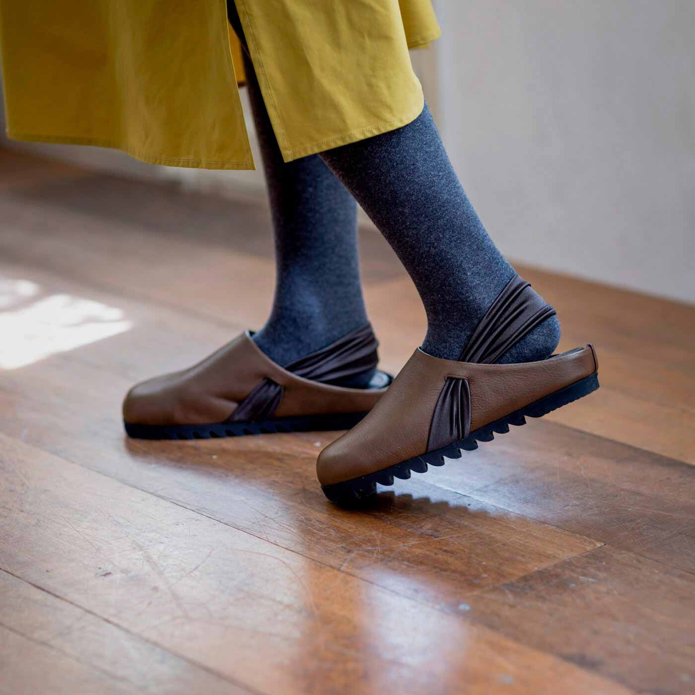 ＆Stories|長田の靴職人が作った　職人本革のパニーニサボシューズ〈ショコラ色〉|伸縮性のあるサテンストラップが足にフィット。