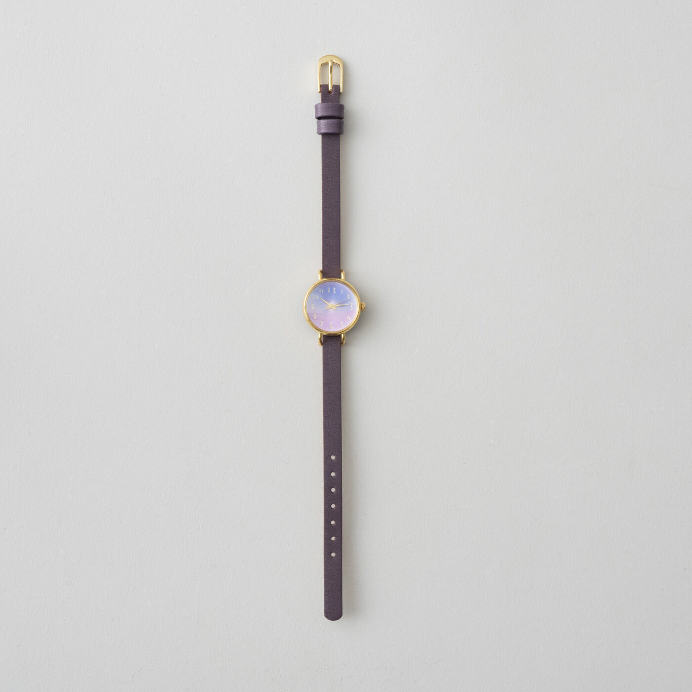 ＆Stories|金沢の時計職人が手掛けた　朝焼けに見惚れる腕時計〈マルベリーパープル〉|ひと文字ずつ手で刻まれる数字もどこかやさしげな表情で、深みのあるパープルのレザーベルトと合わせてしっとりと落ち着きのある大人の印象に仕上げました。
