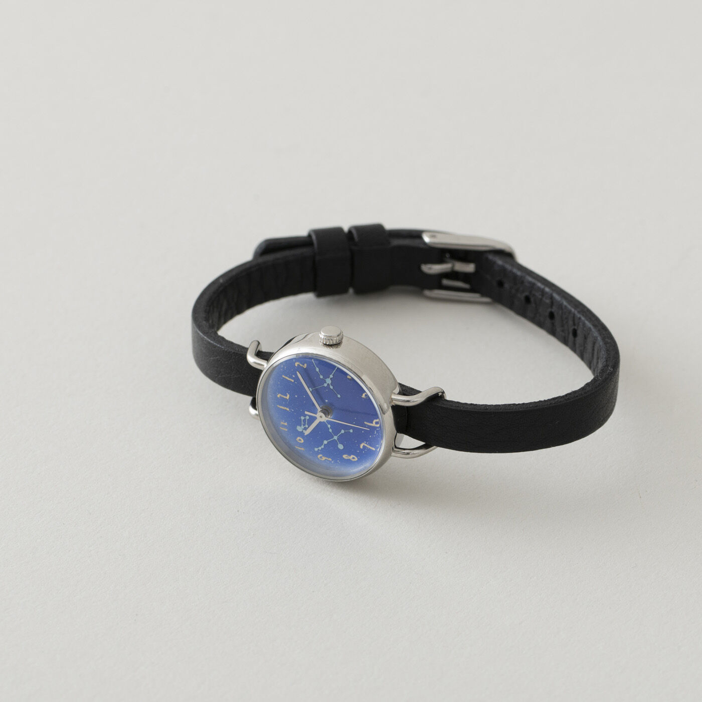 ＆Stories|金沢の時計職人が手掛けた　夏の星座に見惚れる腕時計〈ブラック〉|ベルトは内周約13.5〜17.5cm（7段階調節可能）、幅約0.7cm。