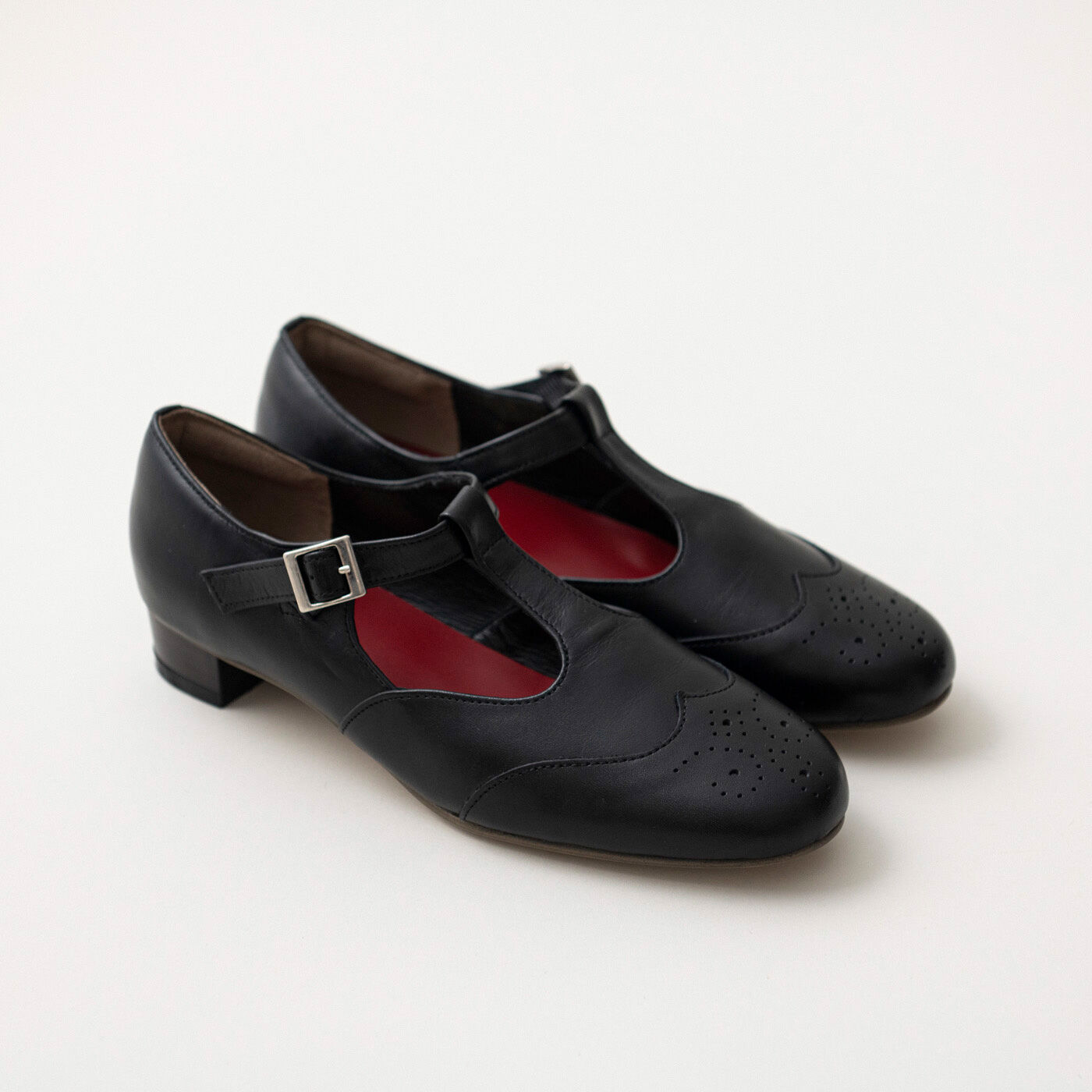 ＆Stories|靴デザイナーが欲しかった　職人本革のライトステップシューズ〈ブラック〉|美しいフォルムと、スニーカーのような履き心地は、職人さんの技のたまもの。