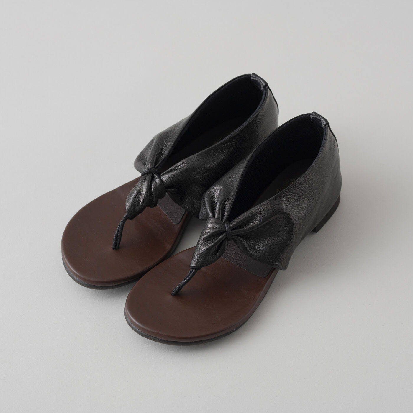 ＆Stories|靴デザイナーの理想で作った　職人本革のスクイーズトング〈ブラック〉
