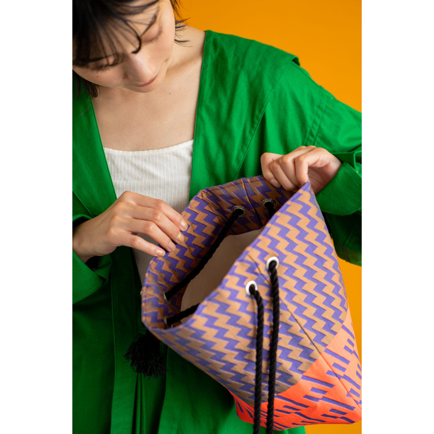 ＆Stories|テキスタイルデザイナーと作った 播州織のダズリングバッグ〈サンセット〉|入れ口は大きく開きます。ペットボトルもすっぽり収まるサイズで、日常使いにぴったり。