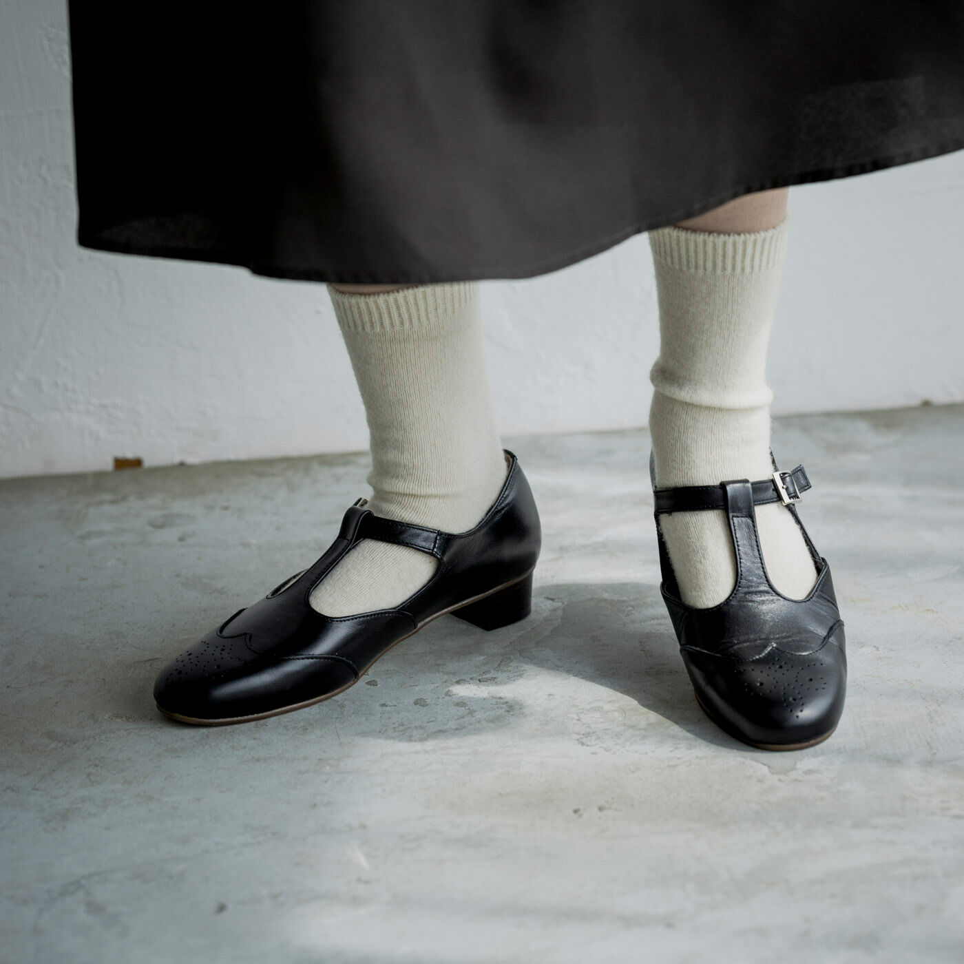 ＆Stories|靴デザイナーが欲しかった　職人本革のライトステップシューズ〈ブラック〉|ほどよいヒール高で、パンツもスカートもバランスよく着こなせます。