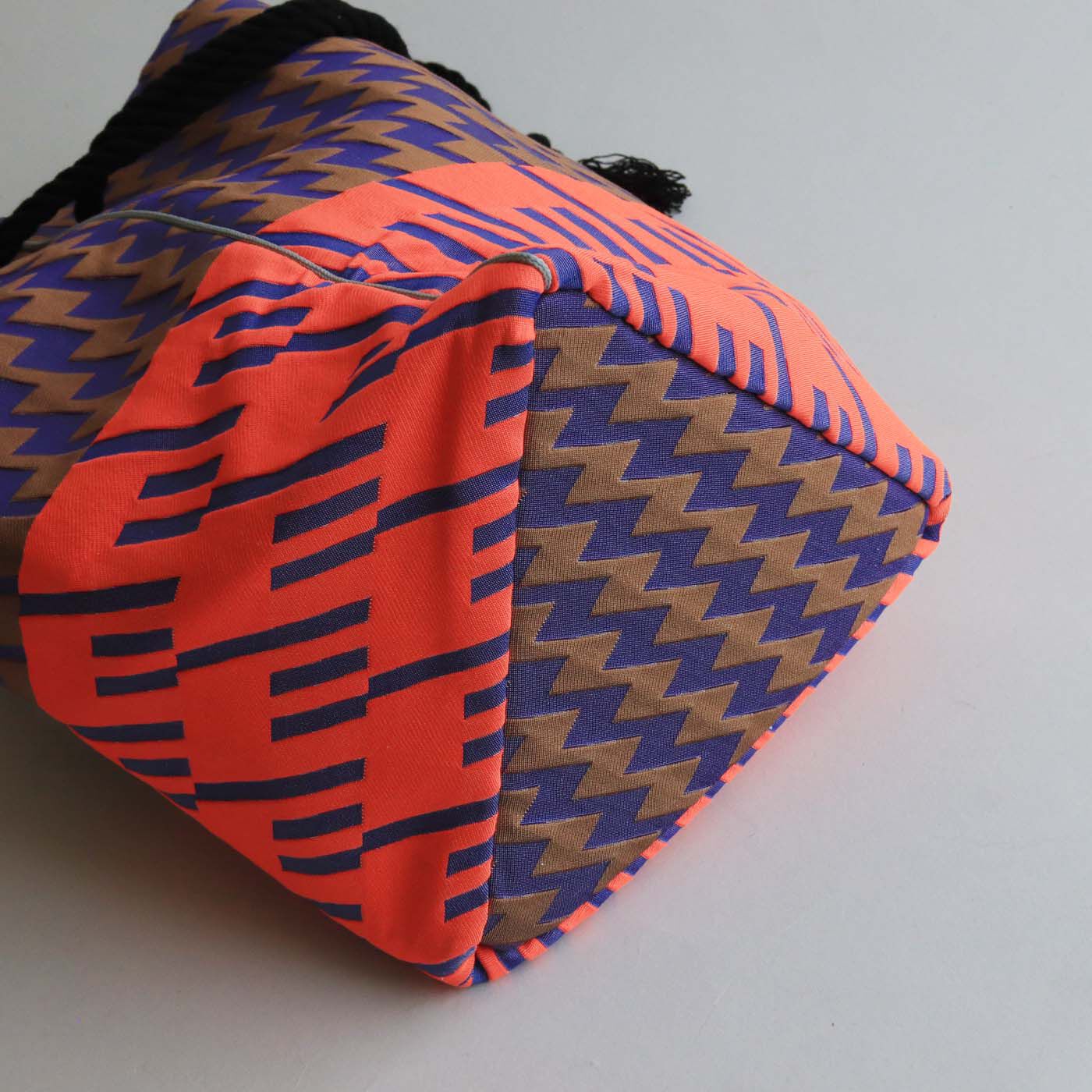 ＆Stories|テキスタイルデザイナーと作った 播州織のダズリングバッグ〈サンセット〉|底が三角形になったフォルムも個性的です。