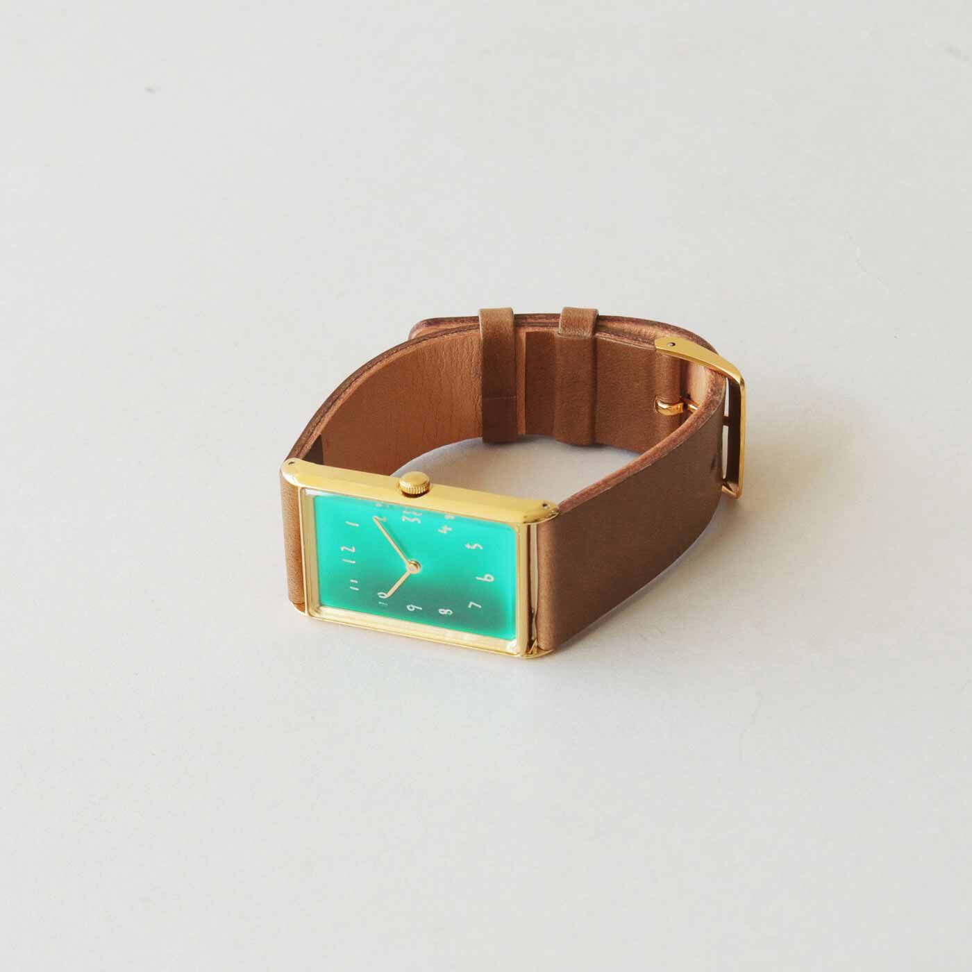 ＆Stories|金沢の時計職人が手掛けた 聖なる泉の翠色に見惚れる腕時計〈ブラウン〉[時計：日本製]|文字盤の下地に純銀メッキできらめきを忍ばせるなど、細部まで手の込んだつくりです。