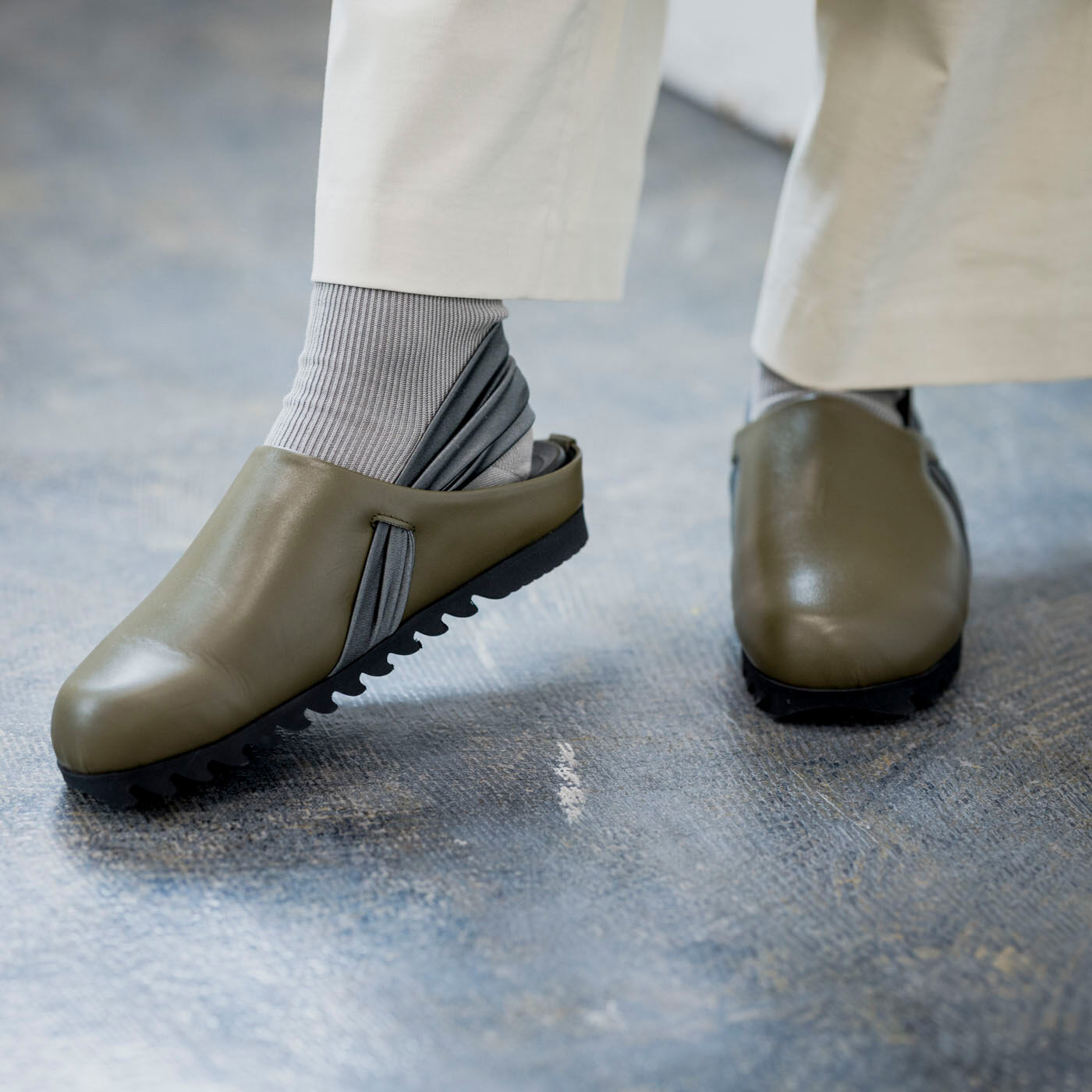 ＆Stories|長田の靴職人が作った　職人本革のパニーニサボシューズ〈オリーブ色〉|「パニーニ」みたいな丸みフォルムが特徴。厚手の秋冬アウターともバランスが取りやすい、ほどよいボリューム感。