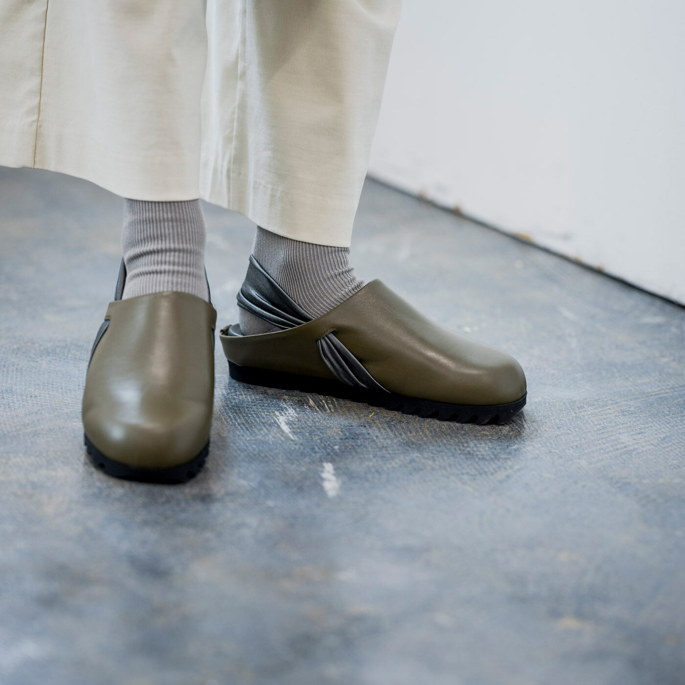 ＆Stories|長田の靴職人が作った　職人本革のパニーニサボシューズ〈オリーブ色〉|コンフォートな履き心地なのに、街にもお出かけできる、おしゃれなデザイン。