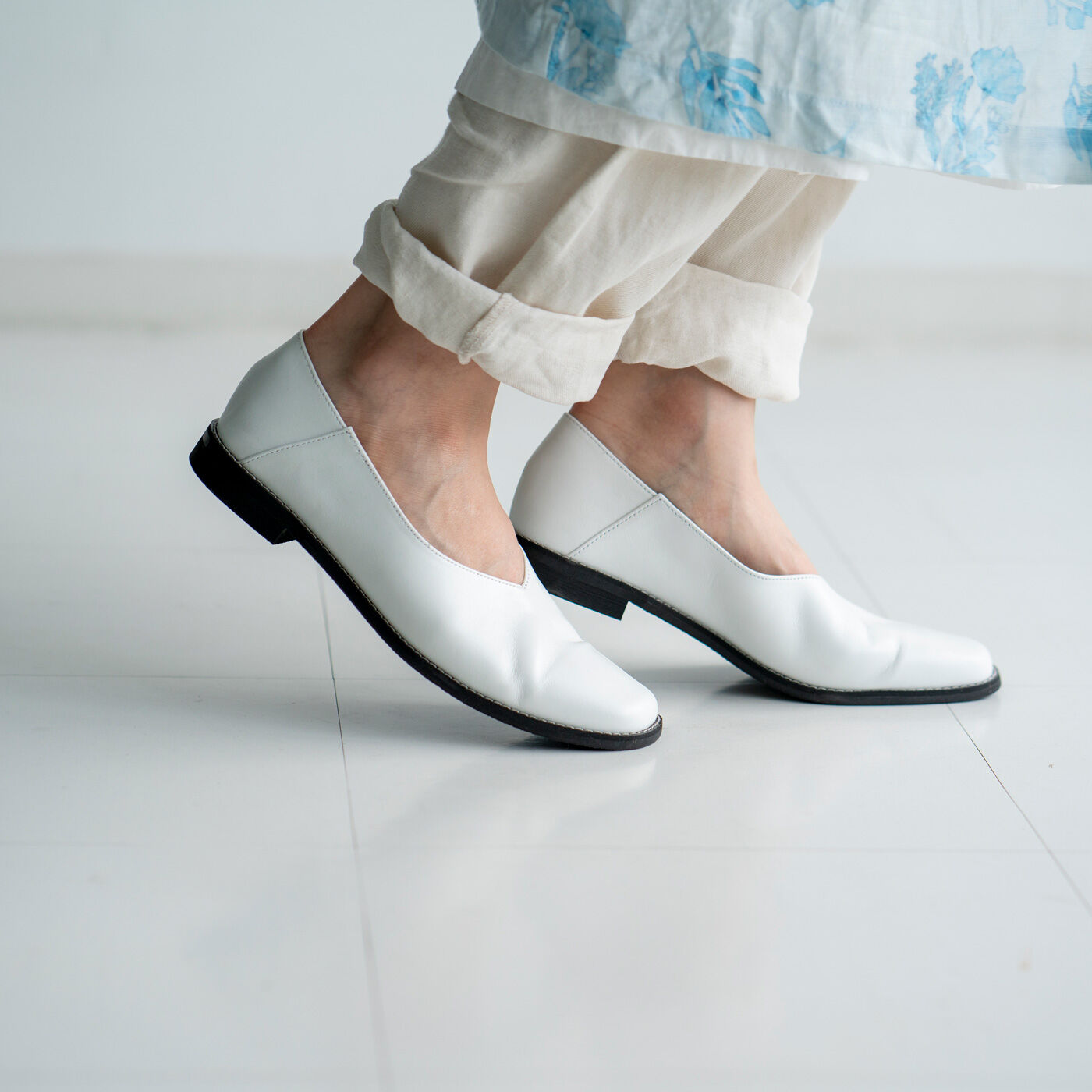 ＆Stories|長田の靴メーカーと作った　職人本革のスクエアノーズシューズ〈ホワイト〉|甲の部分に入れた絶妙な角度のＶカットで足をすっと細く見せます。