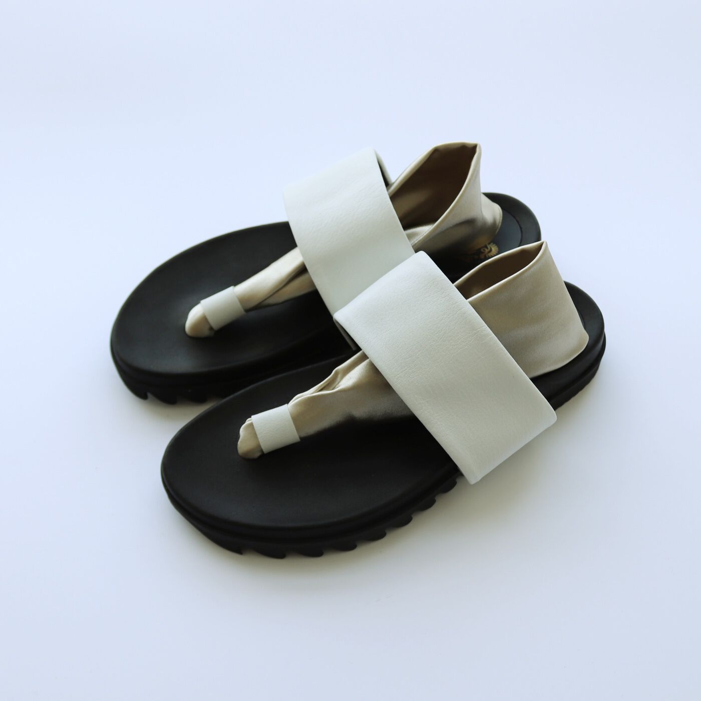 ＆Stories|靴デザイナーの理想で仕上げた 職人本革のトングシューズ〈ホワイト〉|21.0〜26.5cmまで対応する充実のサイズ展開。