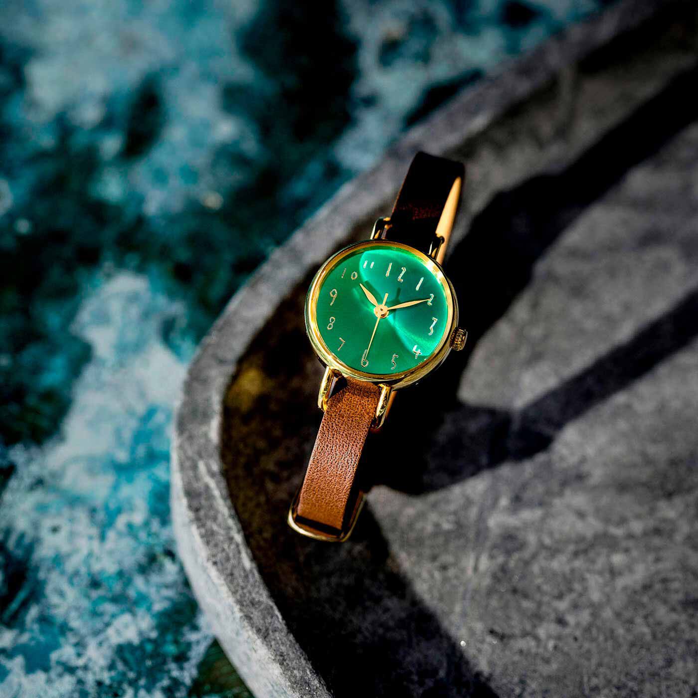金沢の時計職人が手掛けた　聖なる森の翠色に見惚れる腕時計〈ブラウン〉｜職人が作る季節の鞄・財布・靴・アクセサリーの通販｜＆Stories