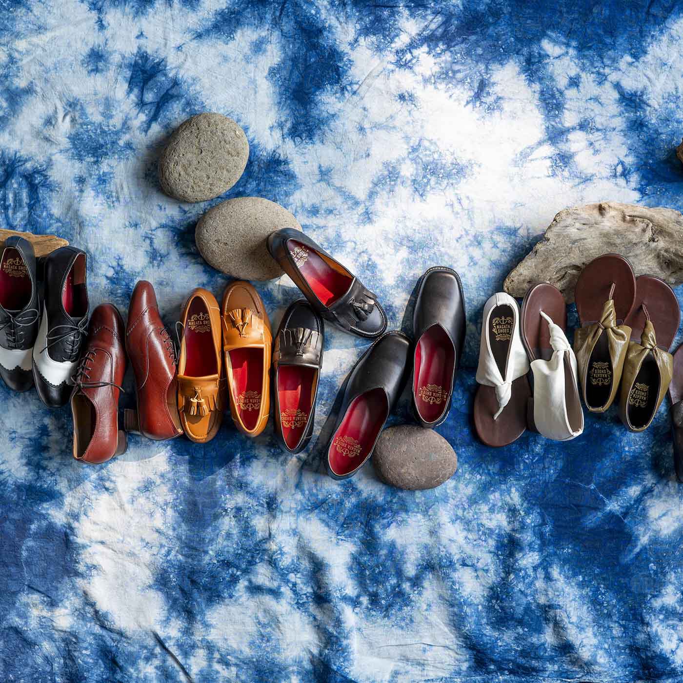 ＆Stories|靴デザイナーの理想で作った　職人本革のスクイーズトング〈オリーブ色〉|夏の装いにぴったりな長田の職人が手掛けた革靴たち。あなたに相応しいデザインを見つけてみて。
