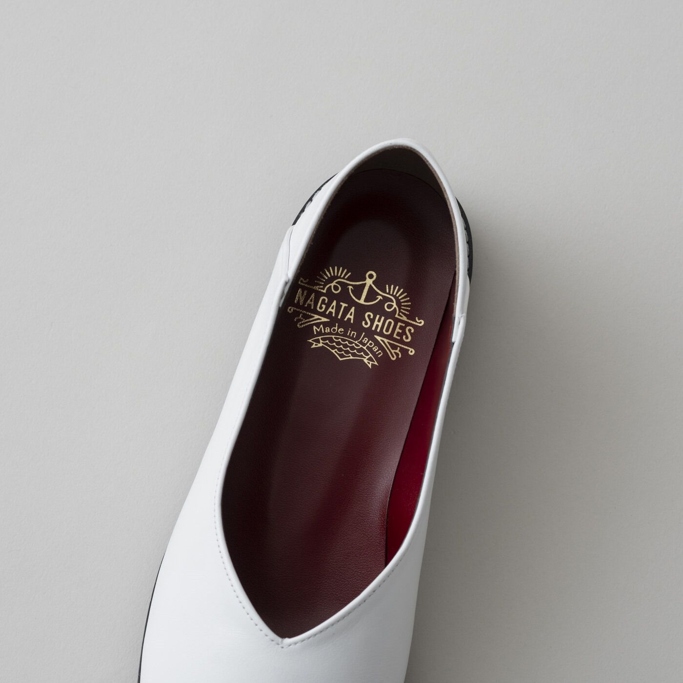 ＆Stories|長田の靴メーカーと作った　職人本革のスクエアノーズシューズ〈ホワイト〉|中敷きは、ドラマティックなワインレッド色。