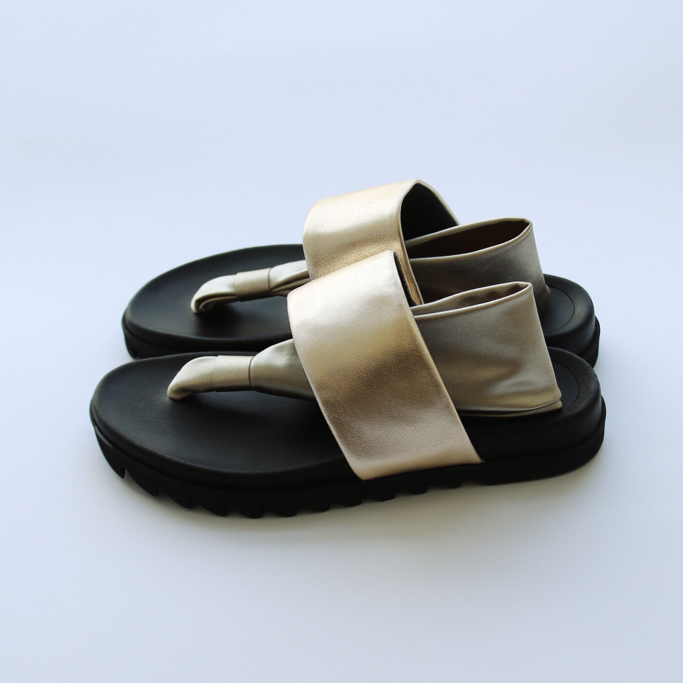 ＆Stories|靴デザイナーの理想で仕上げた 職人本革のトングシューズ〈ゴールド〉
