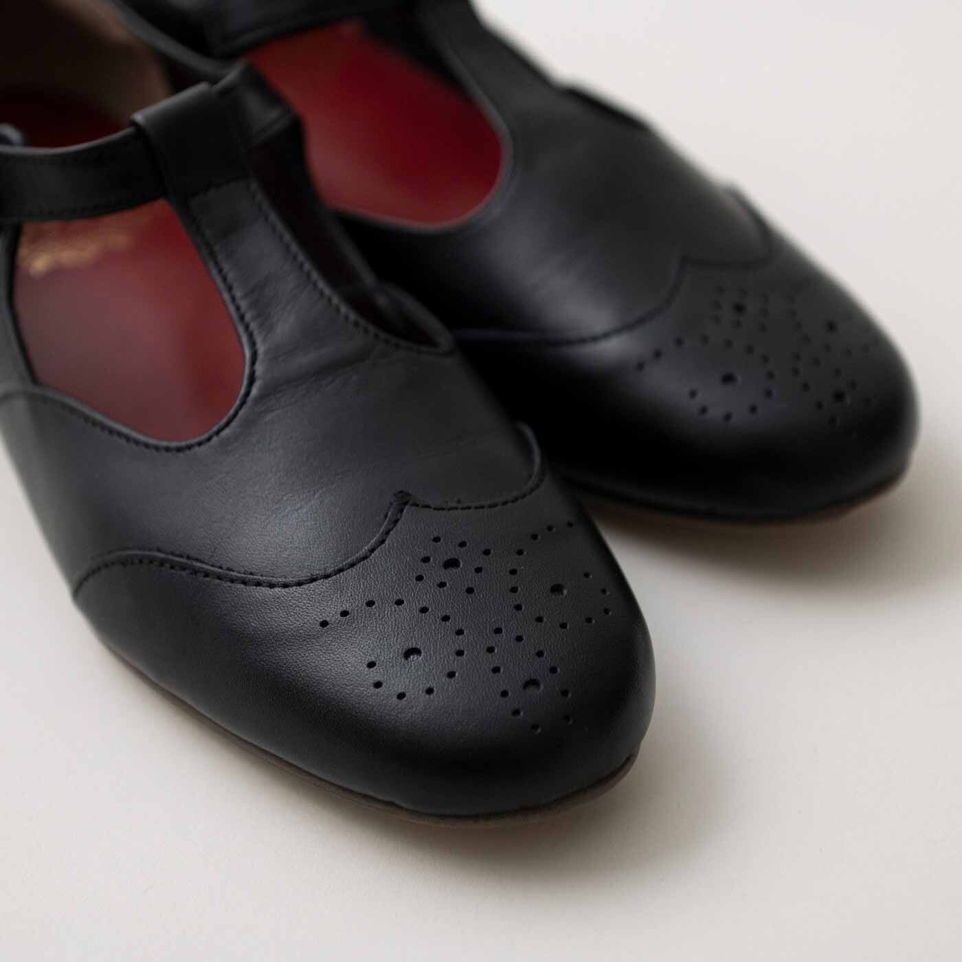 ＆Stories|靴デザイナーが欲しかった　職人本革のライトステップシューズ〈ブラック〉|つま先には穴飾りをあしらってアクセントに。