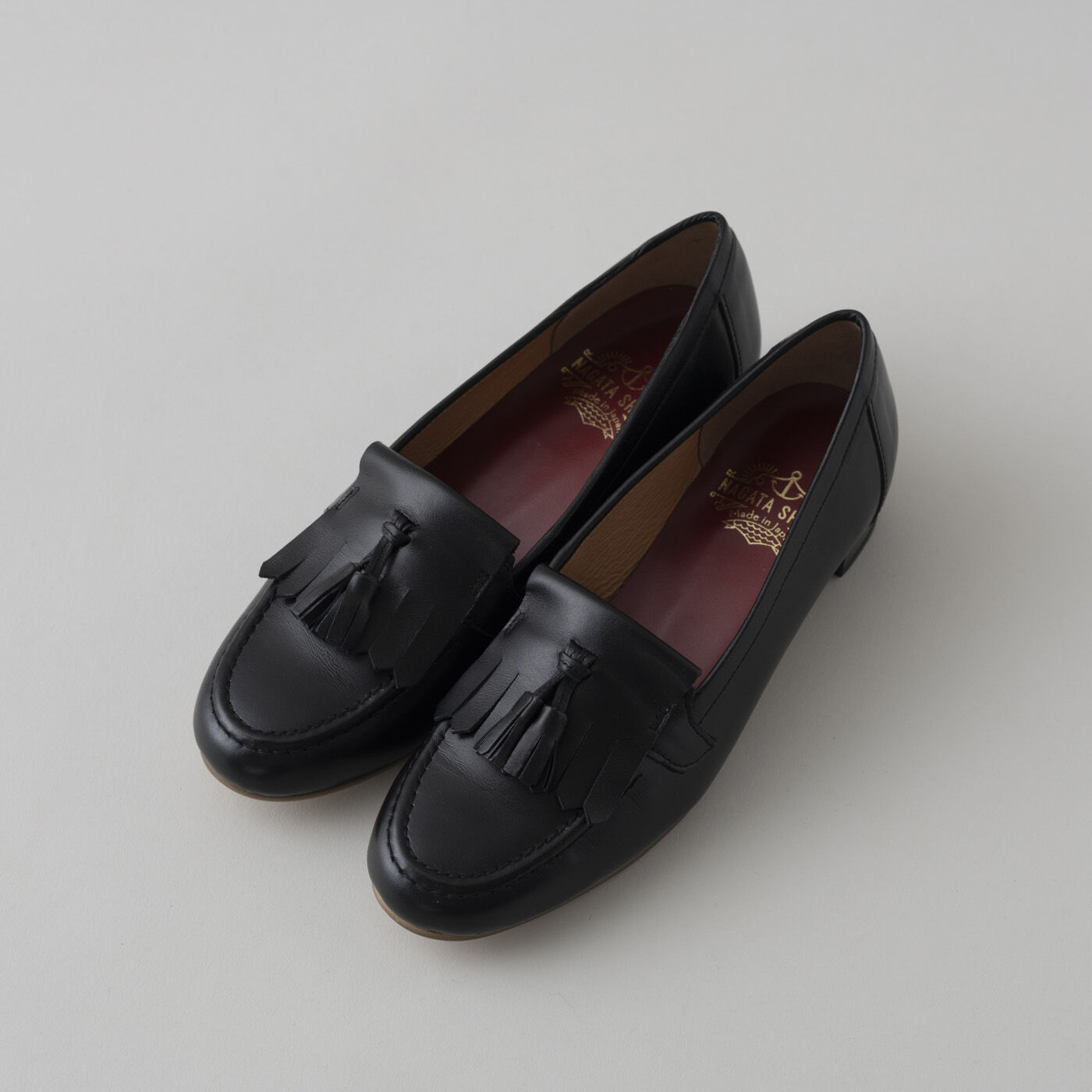 ＆Stories|長田の靴メーカーと作った　職人本革のタッセルローファー〈ブラック〉|幅広の足もすっぽり包み込みつつ、ほっそりと上品な足もとを演出します。
