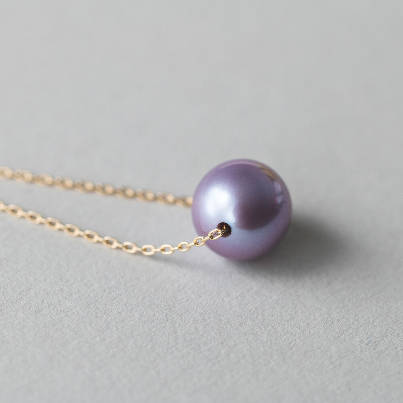 神戸の老舗真珠メーカーと作った ブルーベリーパールの一粒ネックレス