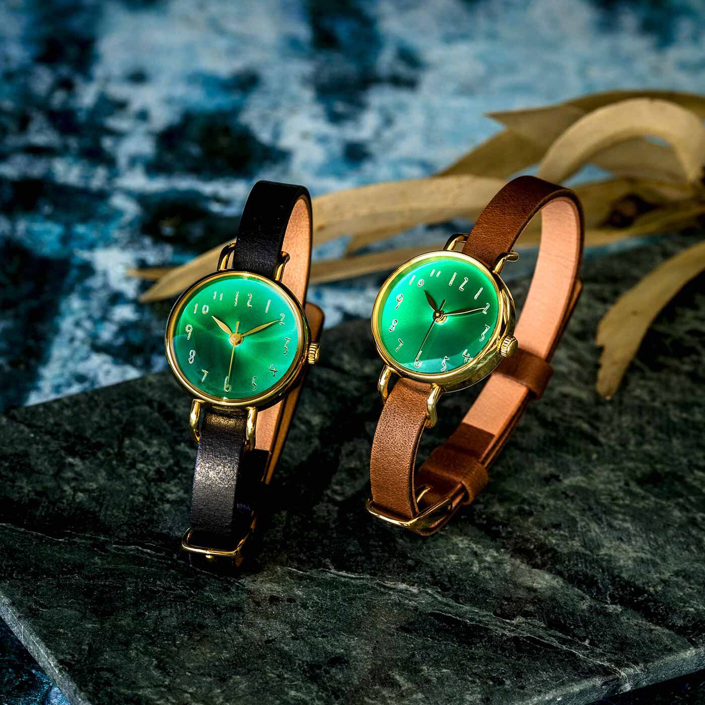 ＆Stories|金沢の時計職人が手掛けた　聖なる森の翠色に見惚れる腕時計〈ブラック〉|ベルトのカラーは、ブラック（左）とブラウン（右・別売り）の2色。