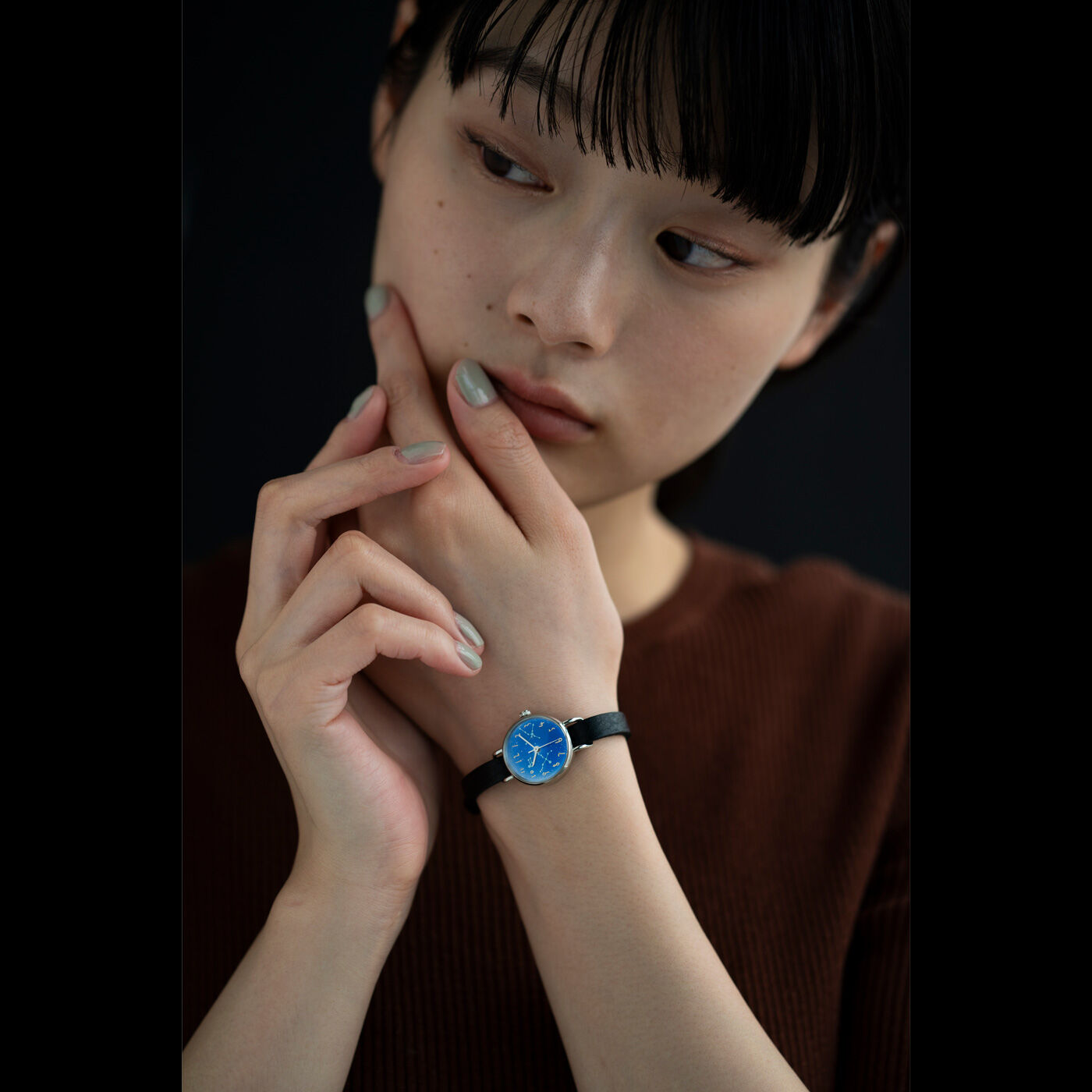＆Stories|金沢の時計職人が手掛けた　夏の星座に見惚れる腕時計〈ブラック〉|小ぶりな文字盤と華奢なレザーベルトの組み合わせは、どんな装いにも似合い、着けているのを忘れるほど軽やか。