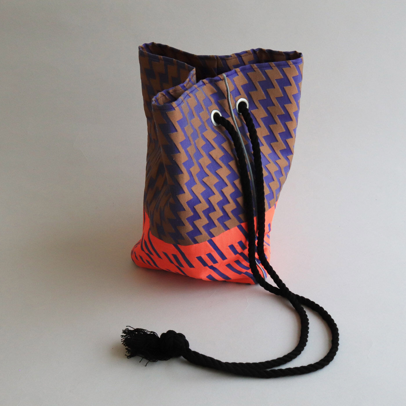＆Stories|テキスタイルデザイナーと作った 播州織のダズリングバッグ〈サンセット〉|シャープなシルエットなので大人っぽく使える巾着バッグです。