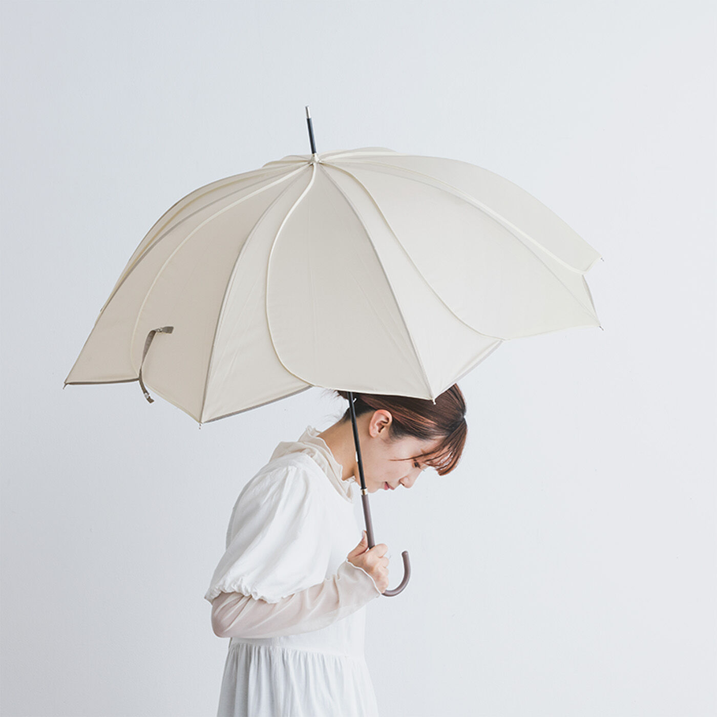 SeeMONO|気分も華やぐお花のロング傘〈ＢＥＩＧＥ×ＷＨＩＴＥ〉|大き目サイズでしっかりと雨粒や紫外線から守ってくれます。