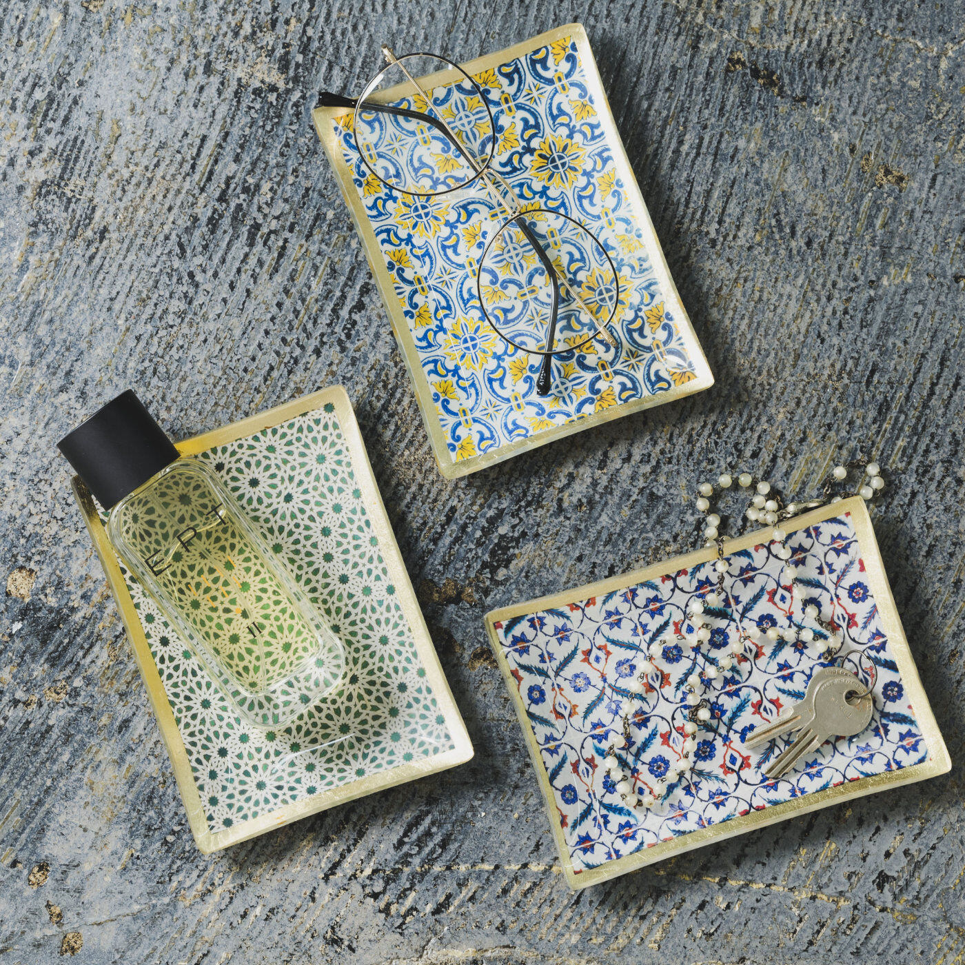 SeeMONO|アラベスク模様がかわいいガラストレイ〈ＲＥＣＴＡＮＧＬＥ〉|香りものなどをまとめる場所としても。