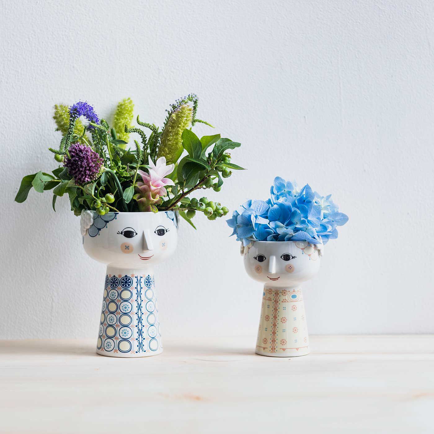 SeeMONO|おしゃれに飾りつける楽しみ BJORN WIINBLAD フラワーベース Eva [BLUE]|穴は下まで続いているので、背の高いお花も飾れます。