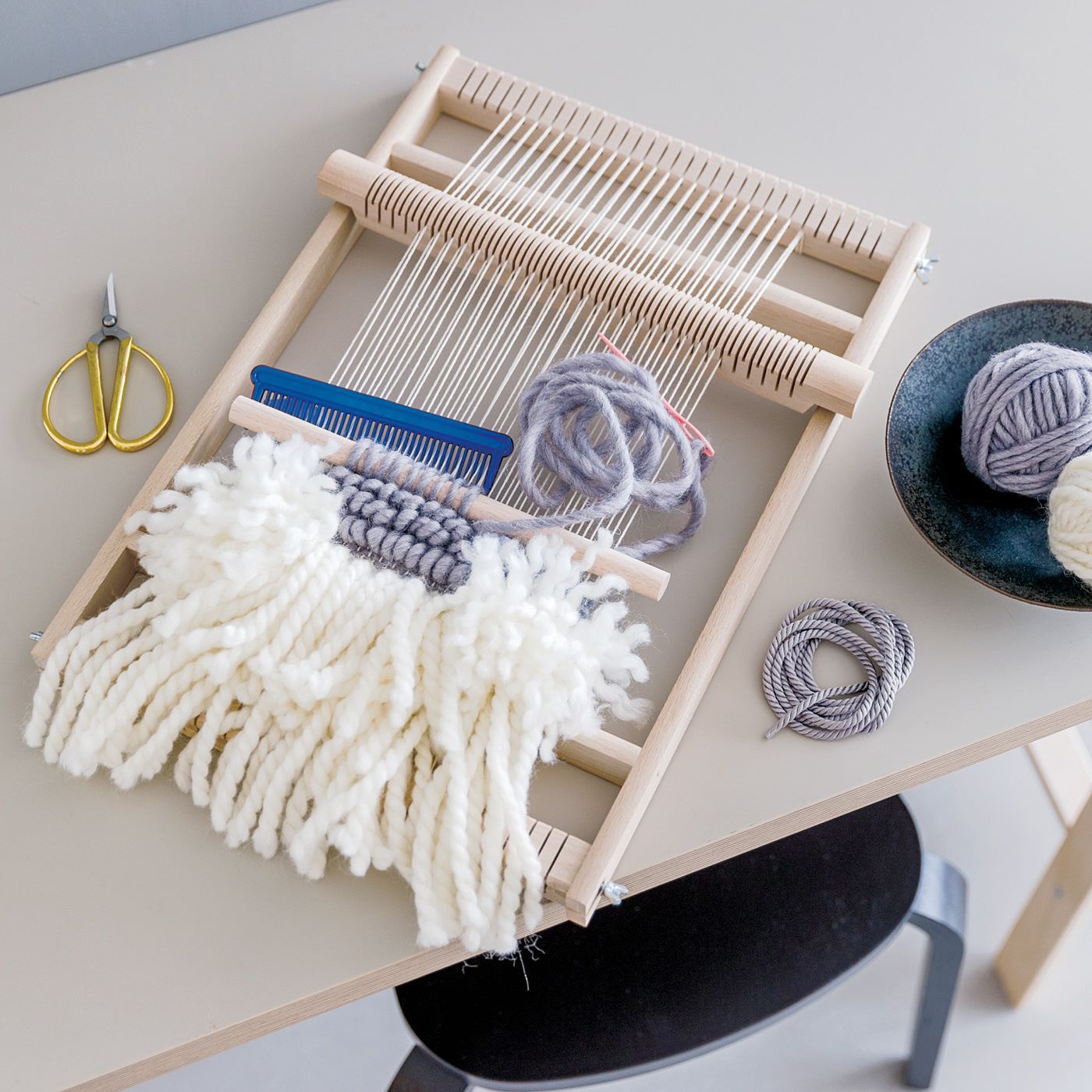 SeeMONO|シンプルなインテリアに映える　もふもふウィービングタペストリーキットの会|別売りの木製織り機があれば、よりスムーズに制作を楽しめます。キットに付属の厚紙台紙を織り機代わりにしても作れます。