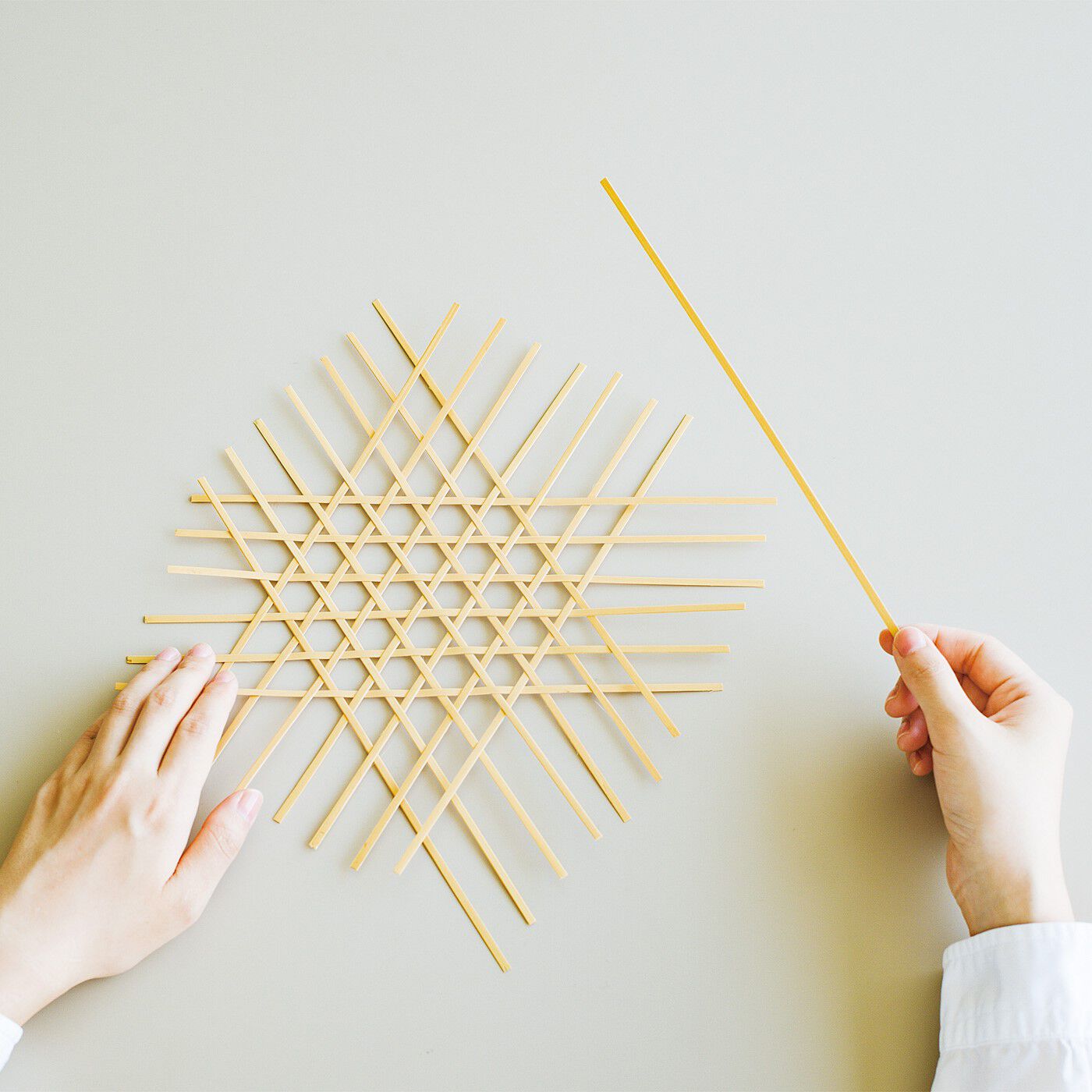 SeeMONO|日本の伝統工芸にふれる　竹細工のインテリアフレームキットの会|1.ていねいに加工処理された竹ひごを組んでいきます。