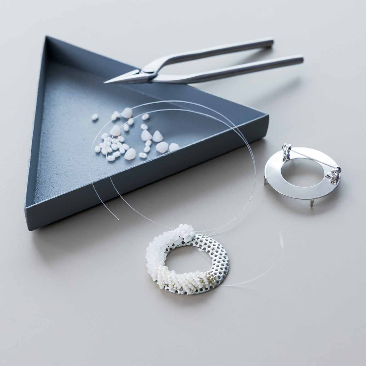 SeeMONO|松若硝子真珠工業所さんと作った ビーズブローチキットの会|製作時間：約120min. テグスやワイヤーなどで台座に留め付けていくだけ。