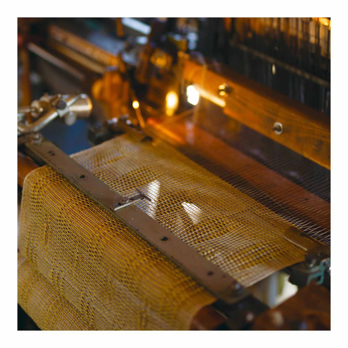 FELISSIMO PARTNERS|工房織座 コットンストール〈チョットコレリバーシブル〉の会（3回予約）|100年前の機械でゆっくりと織り上げることで独特の風合いが生まれます。