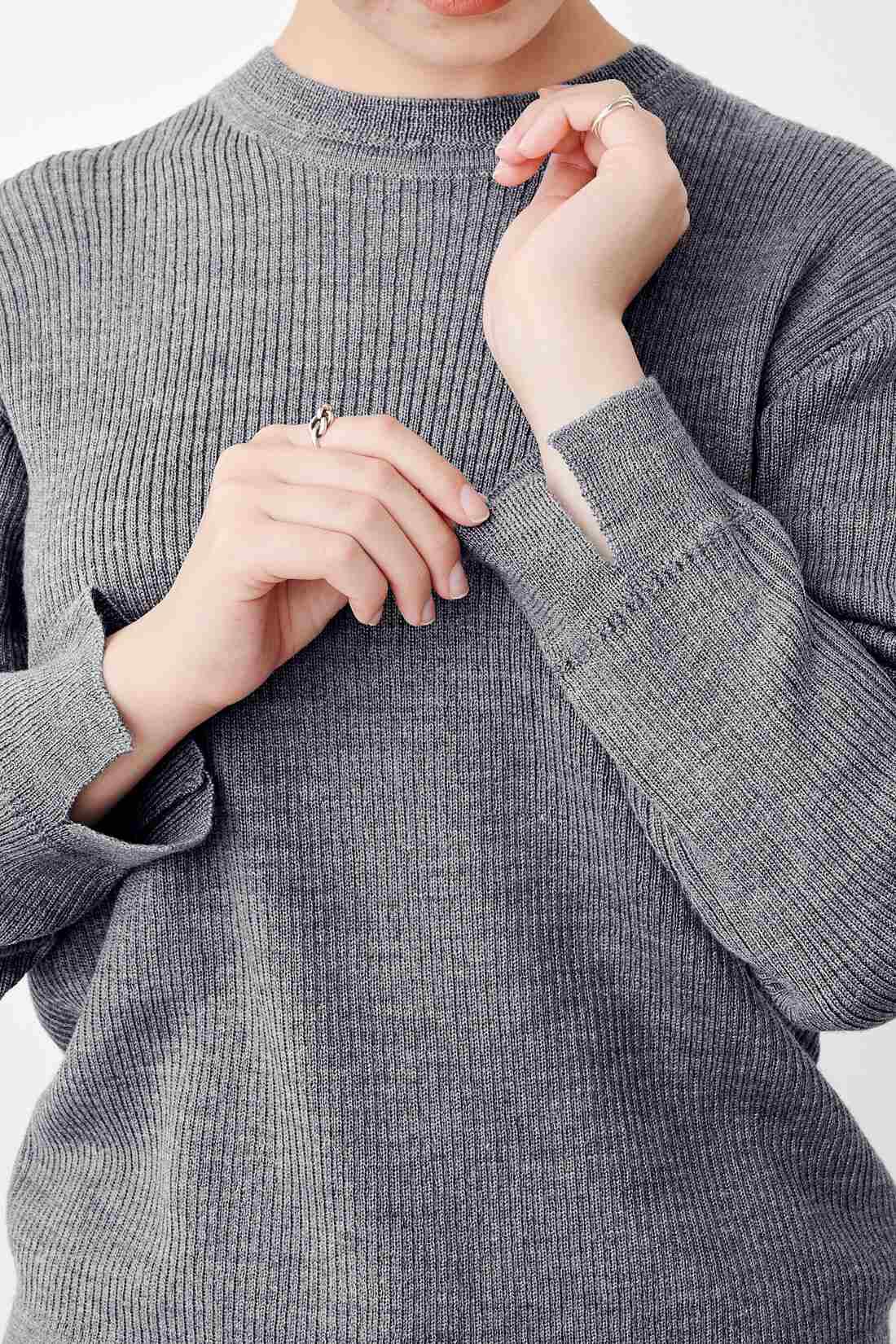 MEDE19F|【高山都さんコラボ】MEDE19F　マイベーシックニットプルオーバー〈グレー〉|衿や袖のリブにはガーター編みをプラスしてアクセントに。プルオーバーの袖口にはスリット入り。