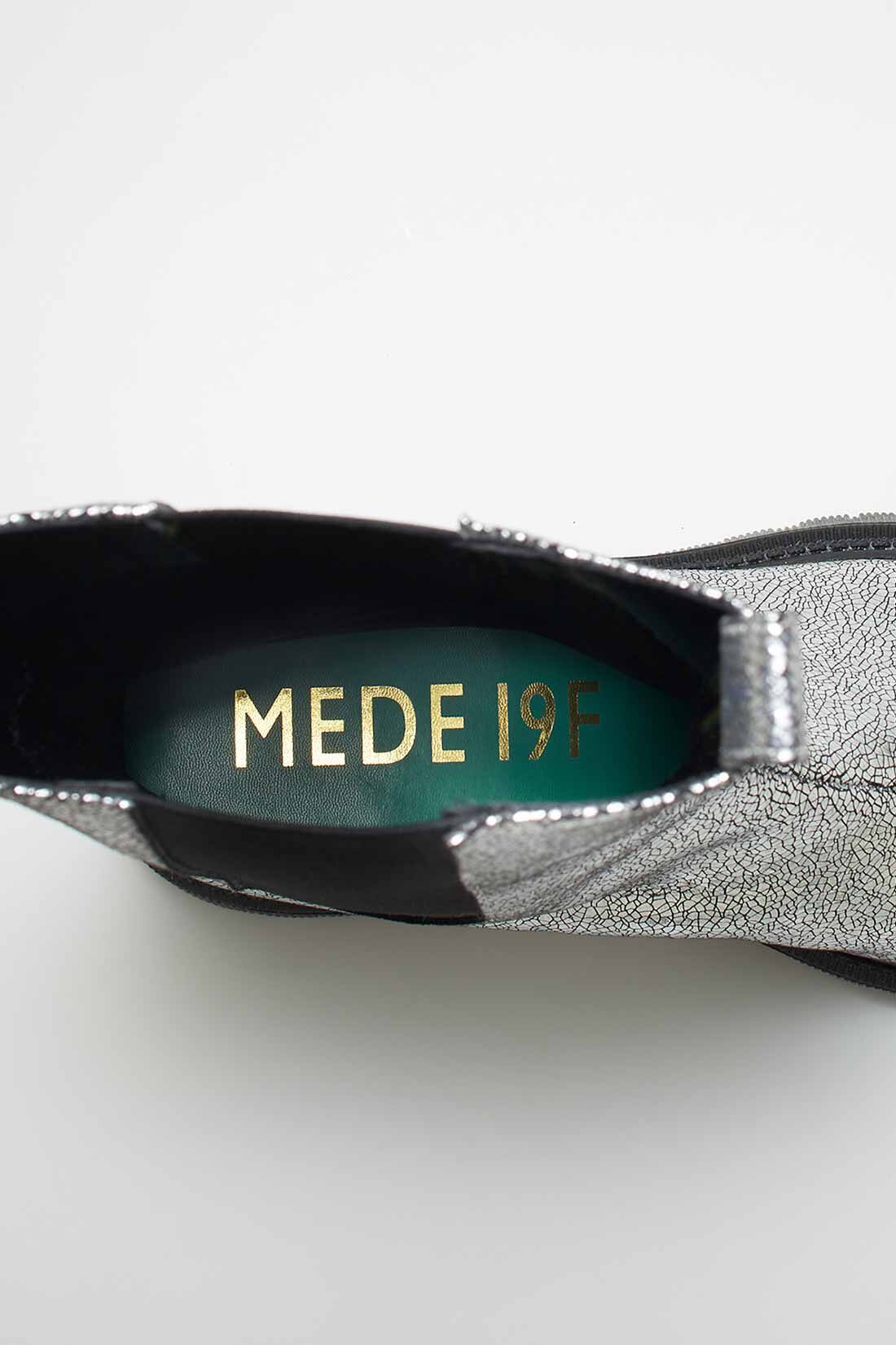 MEDE19F|MEDE19F　シルバーのクラックレザー調トラックブーツ〈シルバー〉|配色にこだわったインソールはロゴ入り。