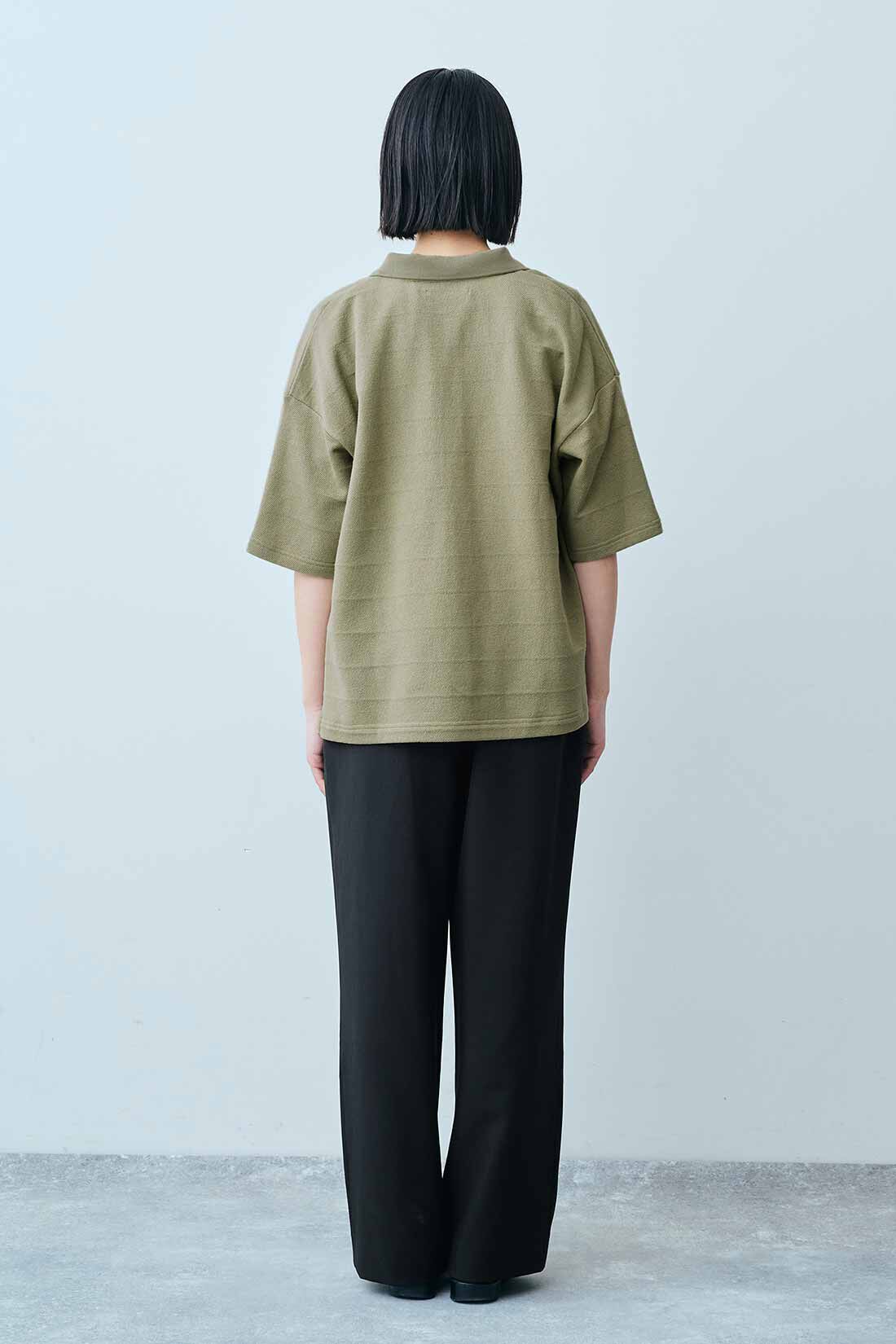 THREE FIFTY STANDARD|鬼カノコのカットソーシャツ〈カーキ〉と小谷実由さんコラボ フォトＴシャツ〈チャコールグレー〉としわになりにくい タックパンツ〈ブラック〉のコーディネート|モデル身長：163cm 着用サイズ：M