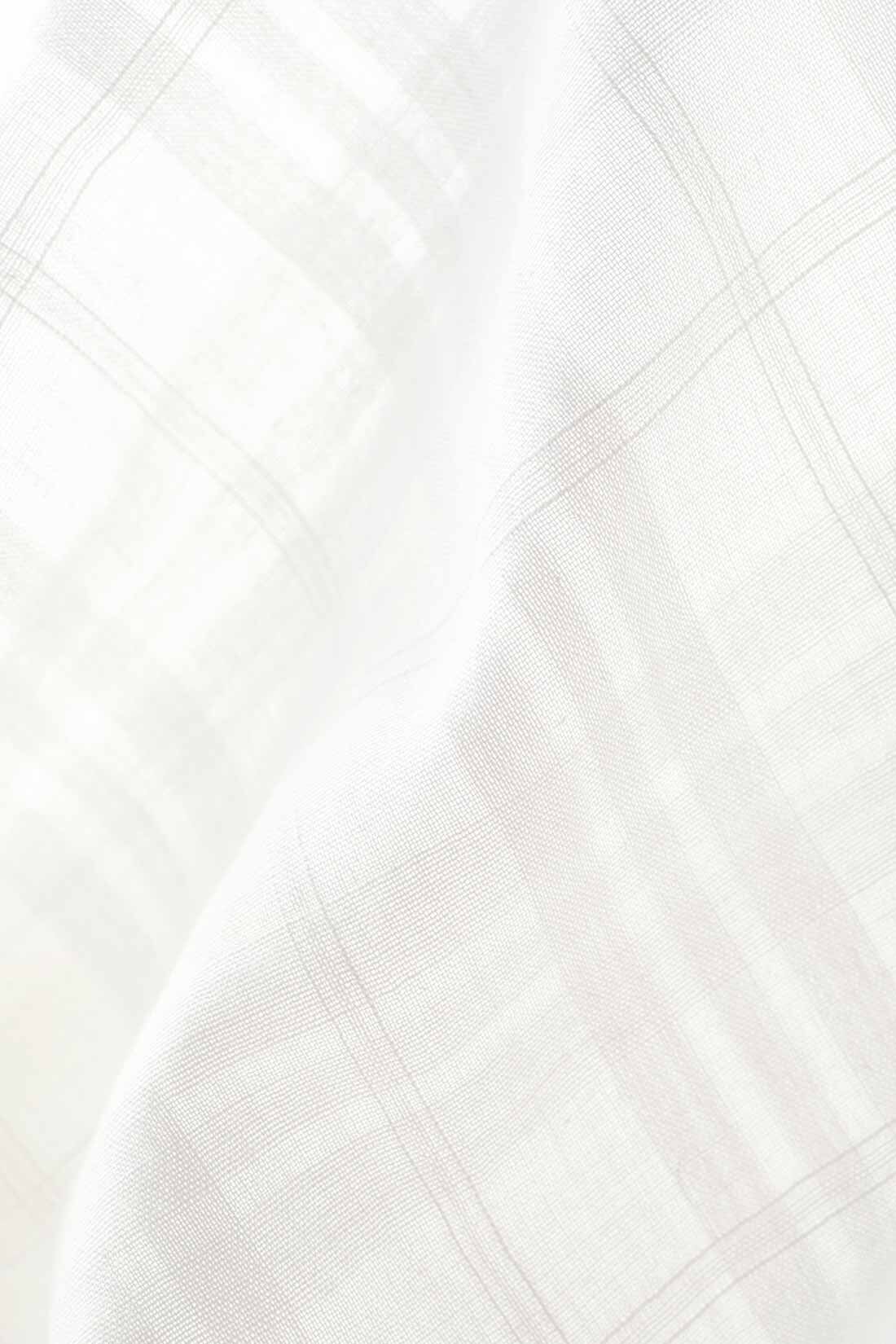 THREE FIFTY STANDARD|THREE FIFTY STANDARD 金子敦子さんと作った オーガニックコットンブラウス〈オフホワイト〉|オーガニックコットン糸を使用し、日本国内で織り上げた格子柄の生地。透け感を楽しみながら、天然素材特有のやさしい肌ざわりを感じられます。