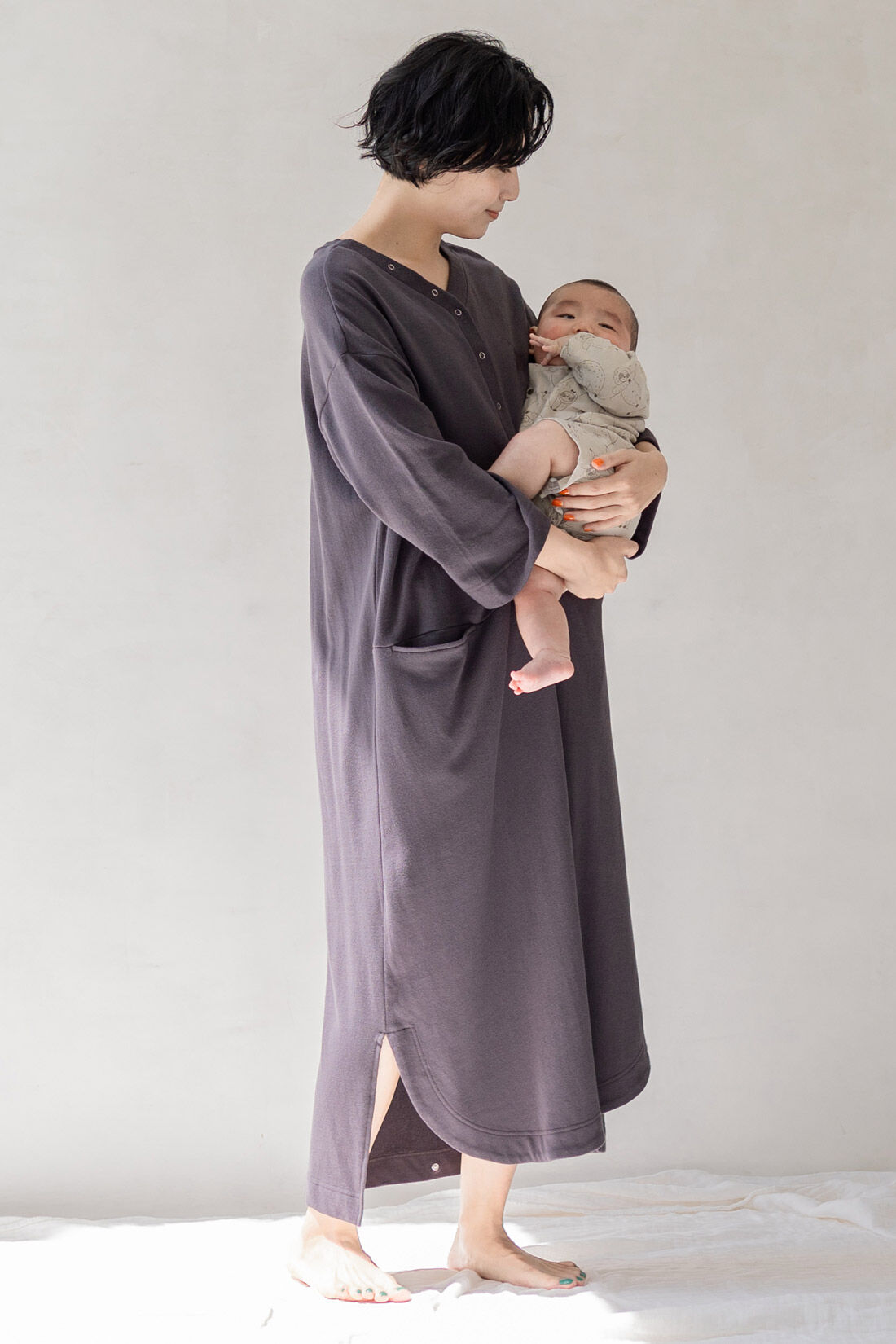 フェリシモMama|Moredde　お風呂あがりにあわてない！ママの時短を叶える　バスローブパイルワンピース〈チャコールグレー〉|長めの袖丈で赤ちゃんを抱っこしたときに安心。