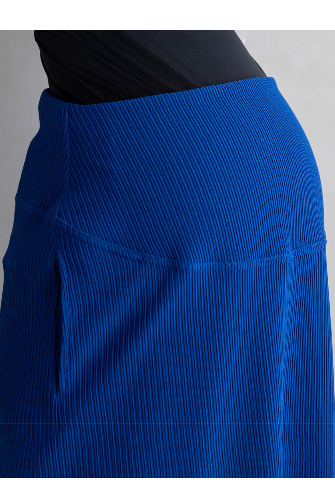 フェリシモMama|Moredde　リップルカットソー素材がらくちんきれいな　産前産後使えるIラインスカート〈ブルー〉|おなか周りの切り替え部分もスカートと同素材。見えてもきれいで高見えします。