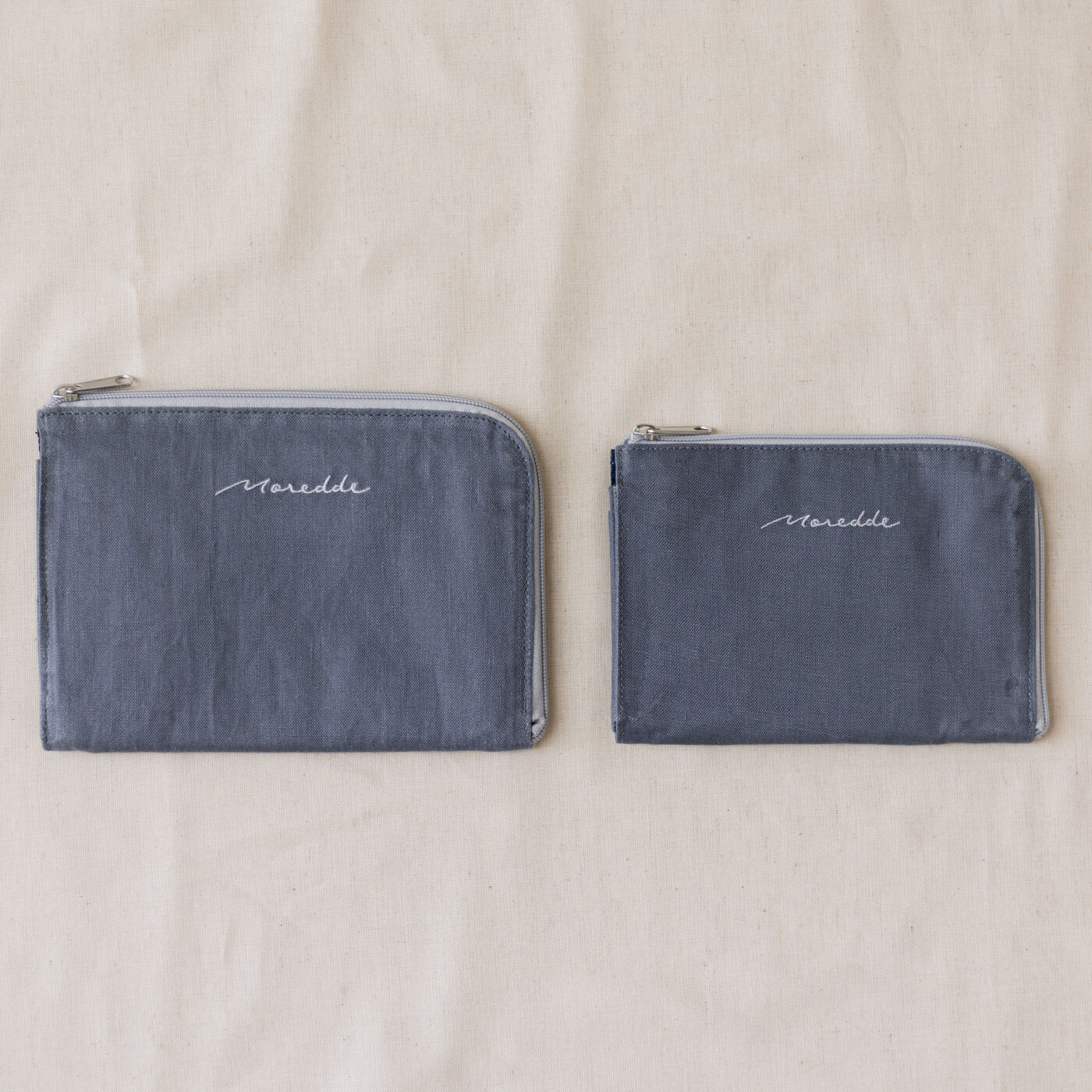 フェリシモMama|Moredde　ジャバラポケットで仕分け上手　軽くてスリムな母子手帳ケース Sサイズ〈ブルー〉|同シリーズのMサイズ（左）Sサイズ（右）を並べました。