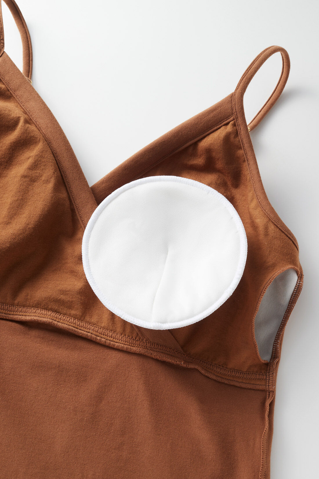 フェリシモMama|Moredde　わた入り吸水速乾パッドと防水布で漏れにくい　綿混授乳ブラキャミソール〈キャメル〉|ブラカップは取り外し可能です。