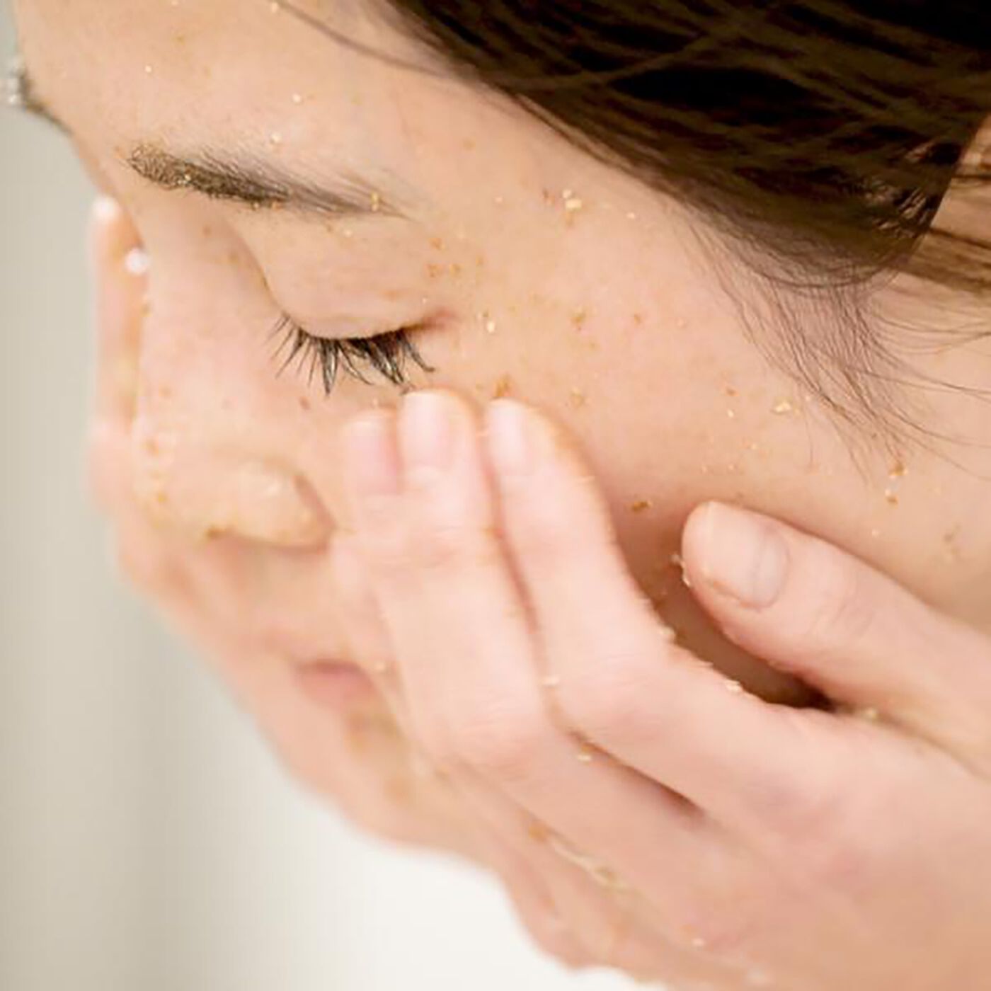 BEAUTY PROJECT|みんなでみらいを　米ぬか酵素洗顔クレンジング|くるくるとマッサージするようにやさしく、顔全体を洗います。