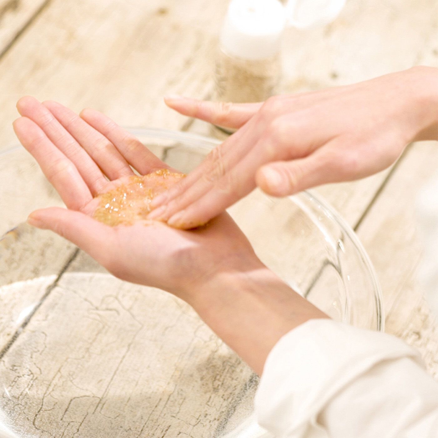 BEAUTY PROJECT|みんなでみらいを　米ぬか酵素洗顔クレンジング|手に粉と適量の水を加えてなじませ、ペースト状にします。