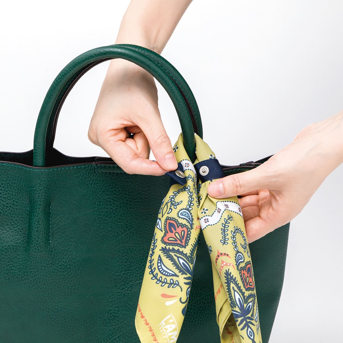 L'AMIPLUS|ラミプリュス　急な買い物も安心　結んでお出かけスカーフエコバッグ〈フラワーペイズリー〉の会|バッグの持ち手に引っ掛けて、持ち手と一緒にリボンテープを巻いてスナップボタンを留めます。