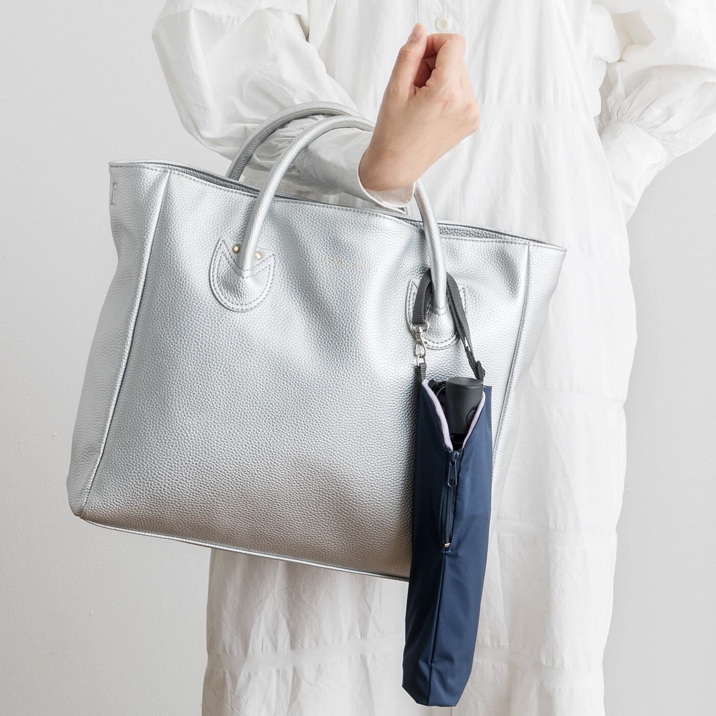 L'AMIPLUS|ラミプリュス　水分を吸収しながらスマートIN！　バッグの持ち手に掛けられる折りたたみ傘袋の会|バッグの持ち手に掛けられるカン付き。
